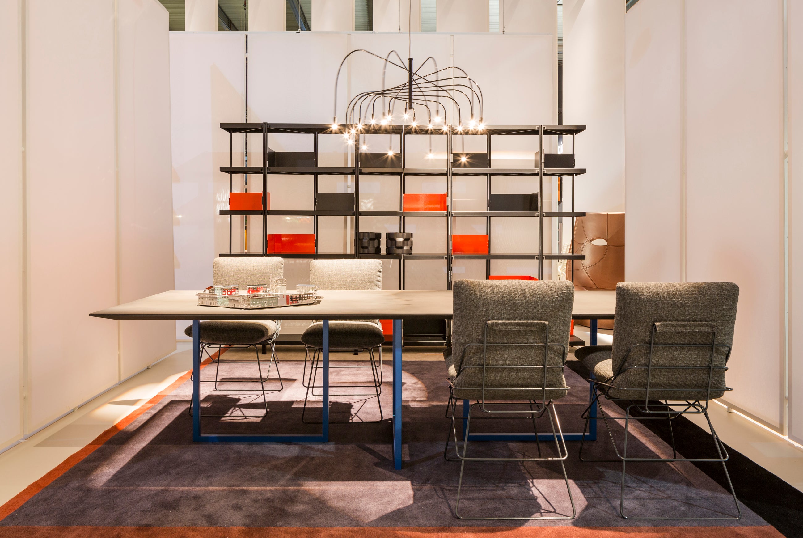 Stôl GAZELLE čierna doska s červeným podstavcom