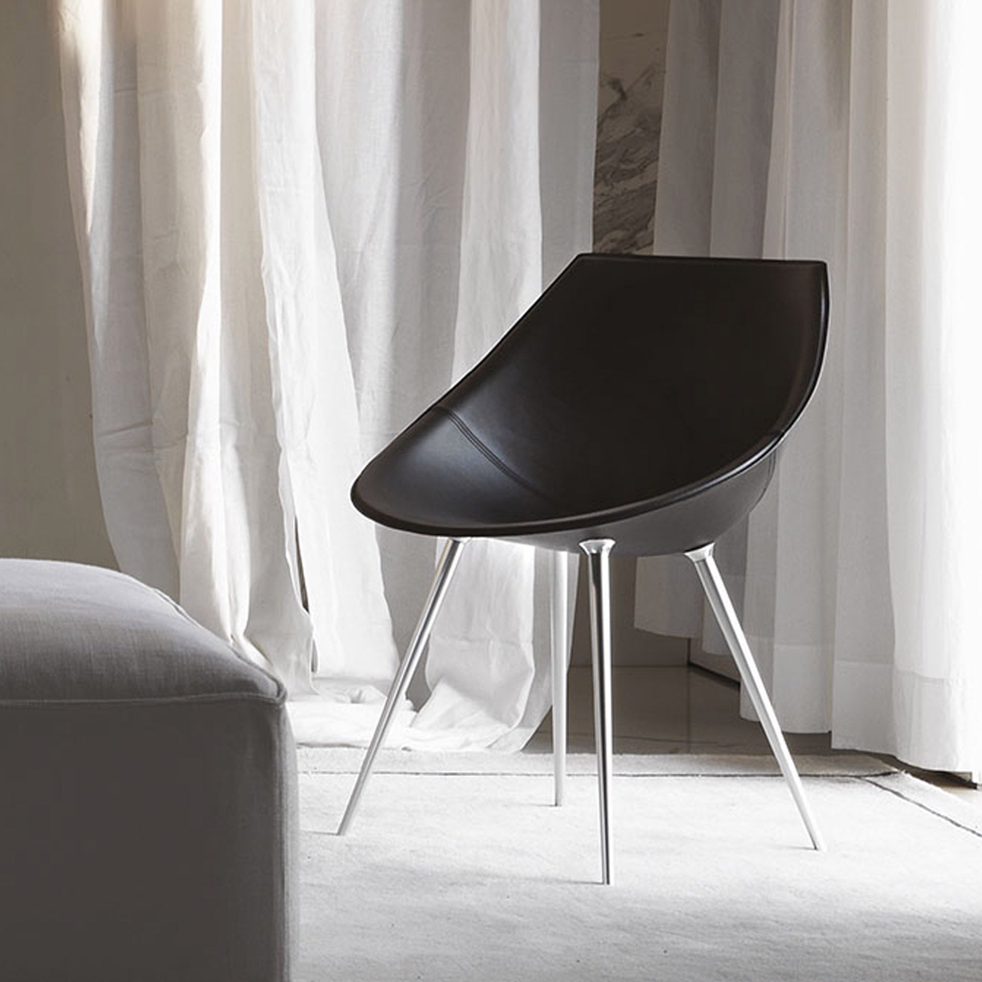 Chair lagò brown leather with an aluminum base