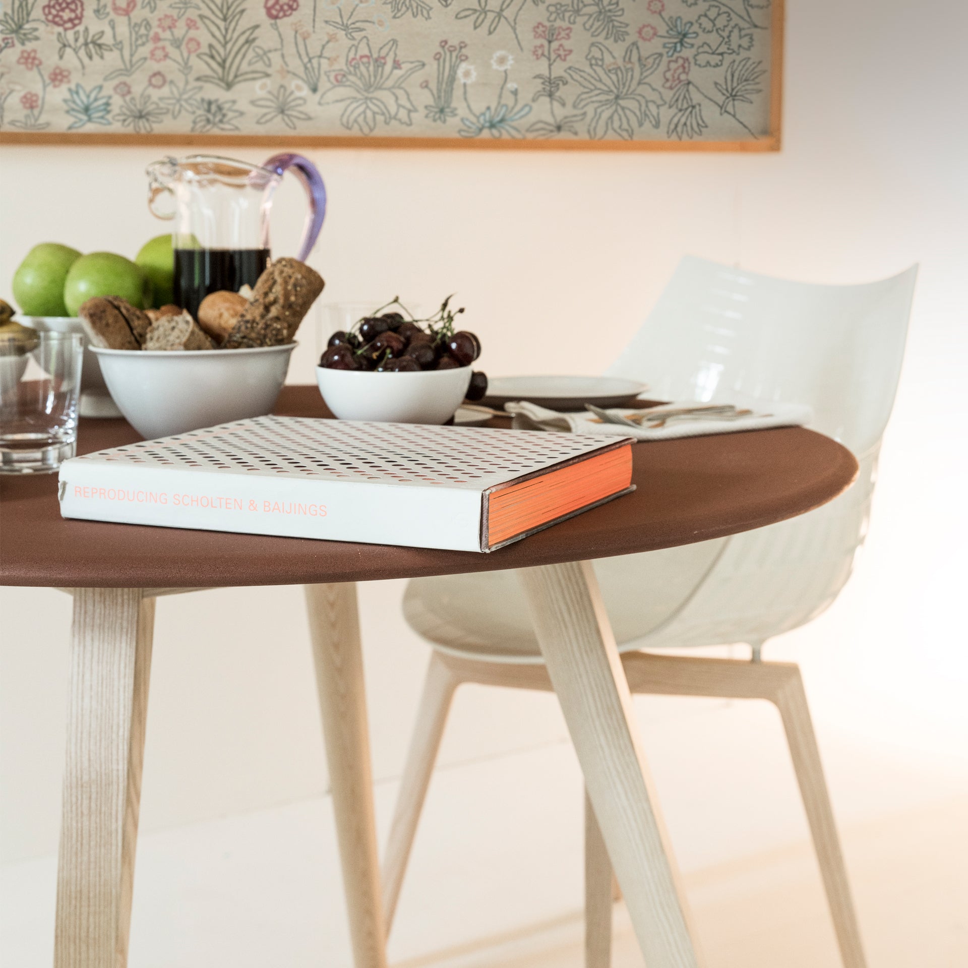 White Meridiana chair with ash base