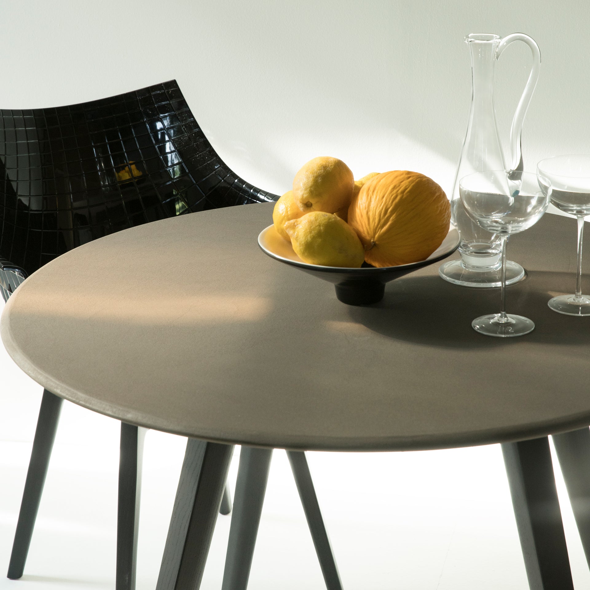 Stolička MERIDIANA biela s chrómovaným podstavcom