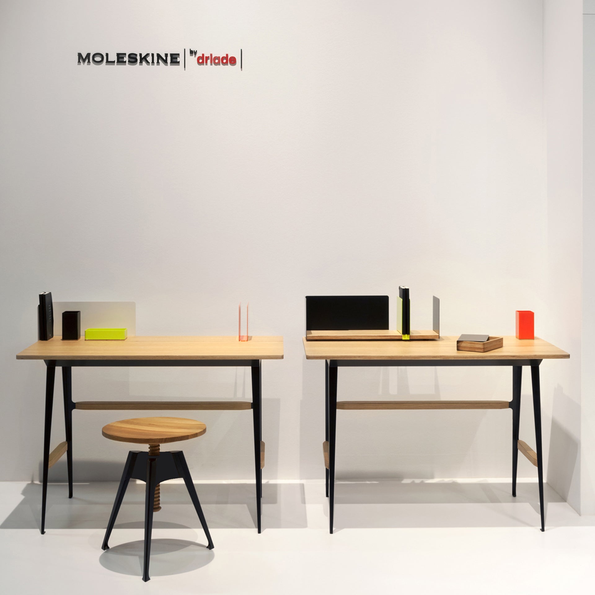 Portable desk Atelier White with a black base