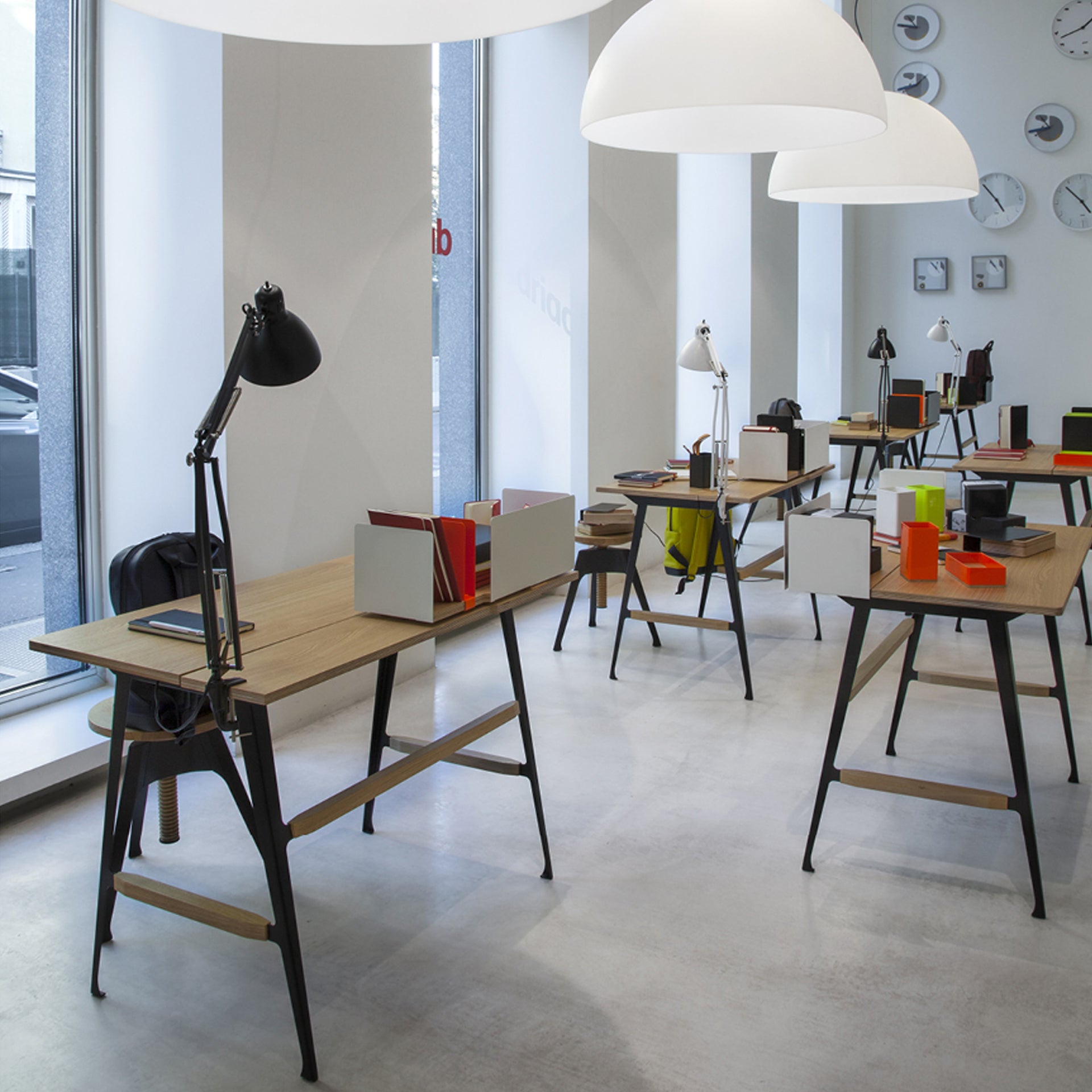 Portable desk Atelier White with a black base