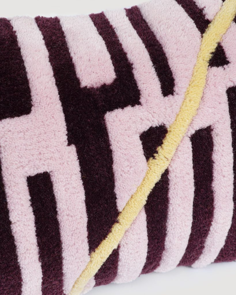 Poduszka dekoracyjna MAYA liliowy z purpurowym