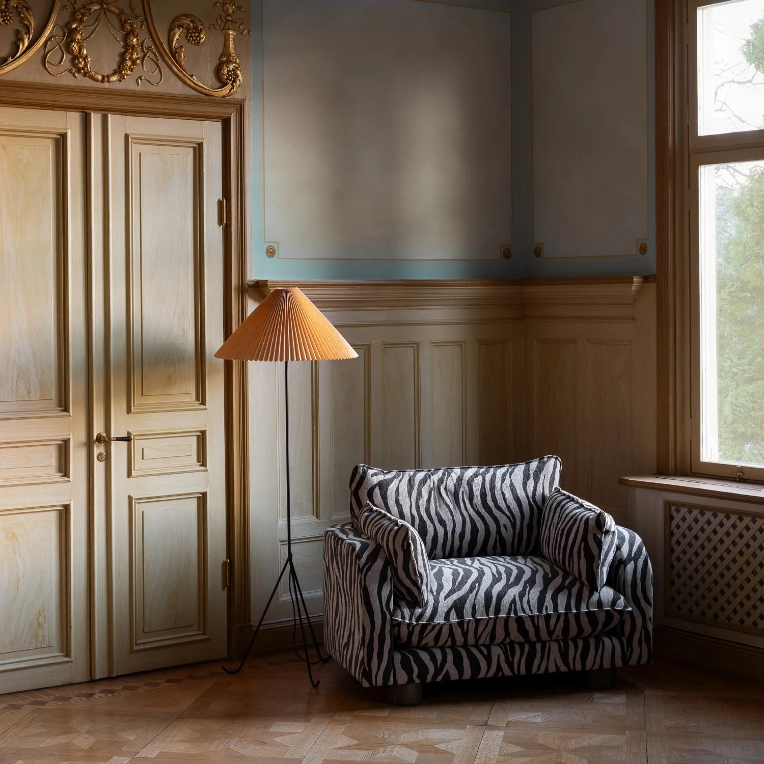 Stojaca lampa GERALDINE s čiernym podstavcom