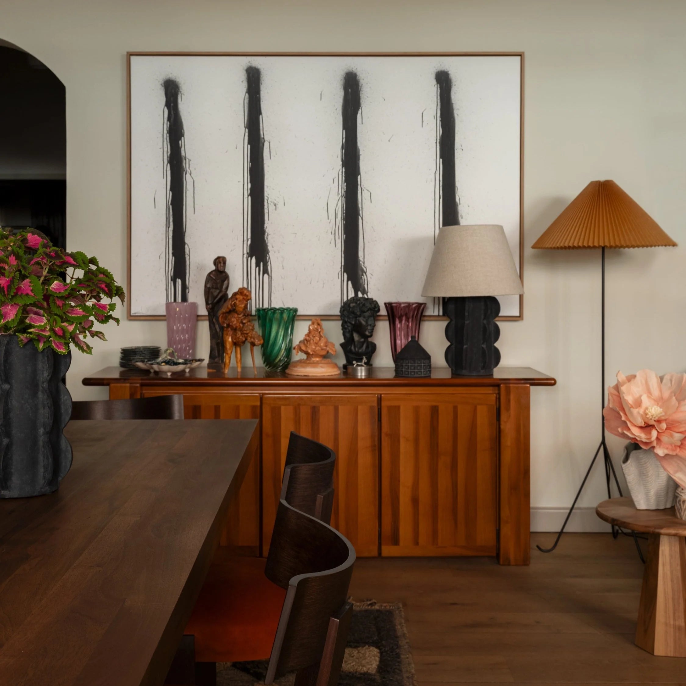 Stojaca lampa GERALDINE s čiernym podstavcom