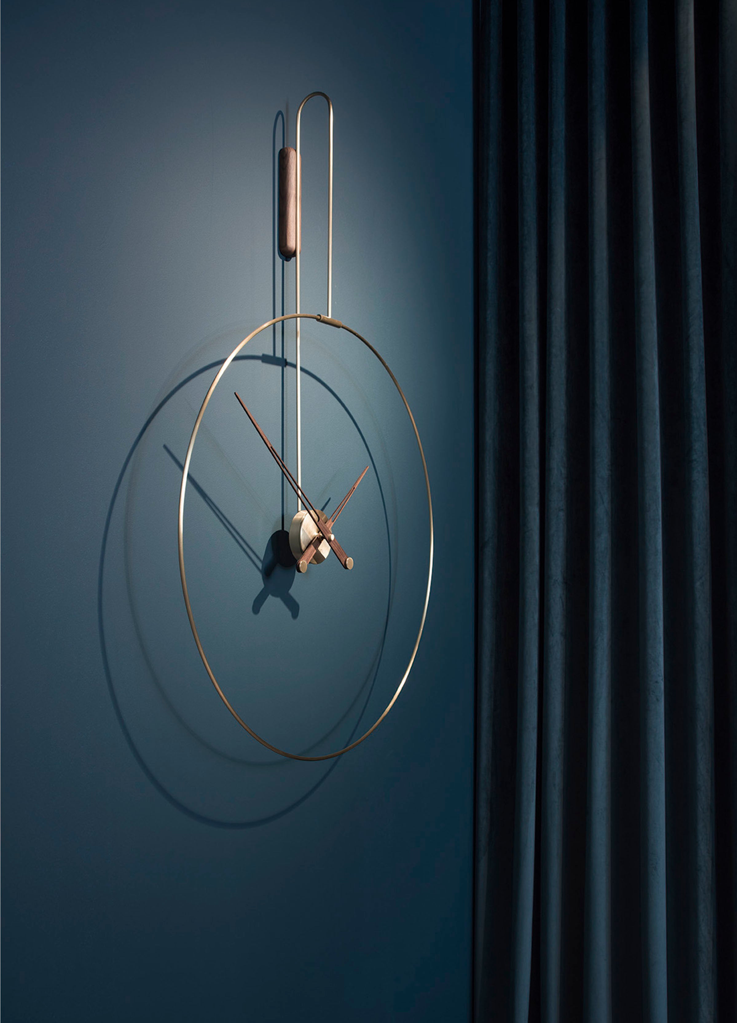 Nástenné hodiny DARO orechové drevo so strieborným detailom