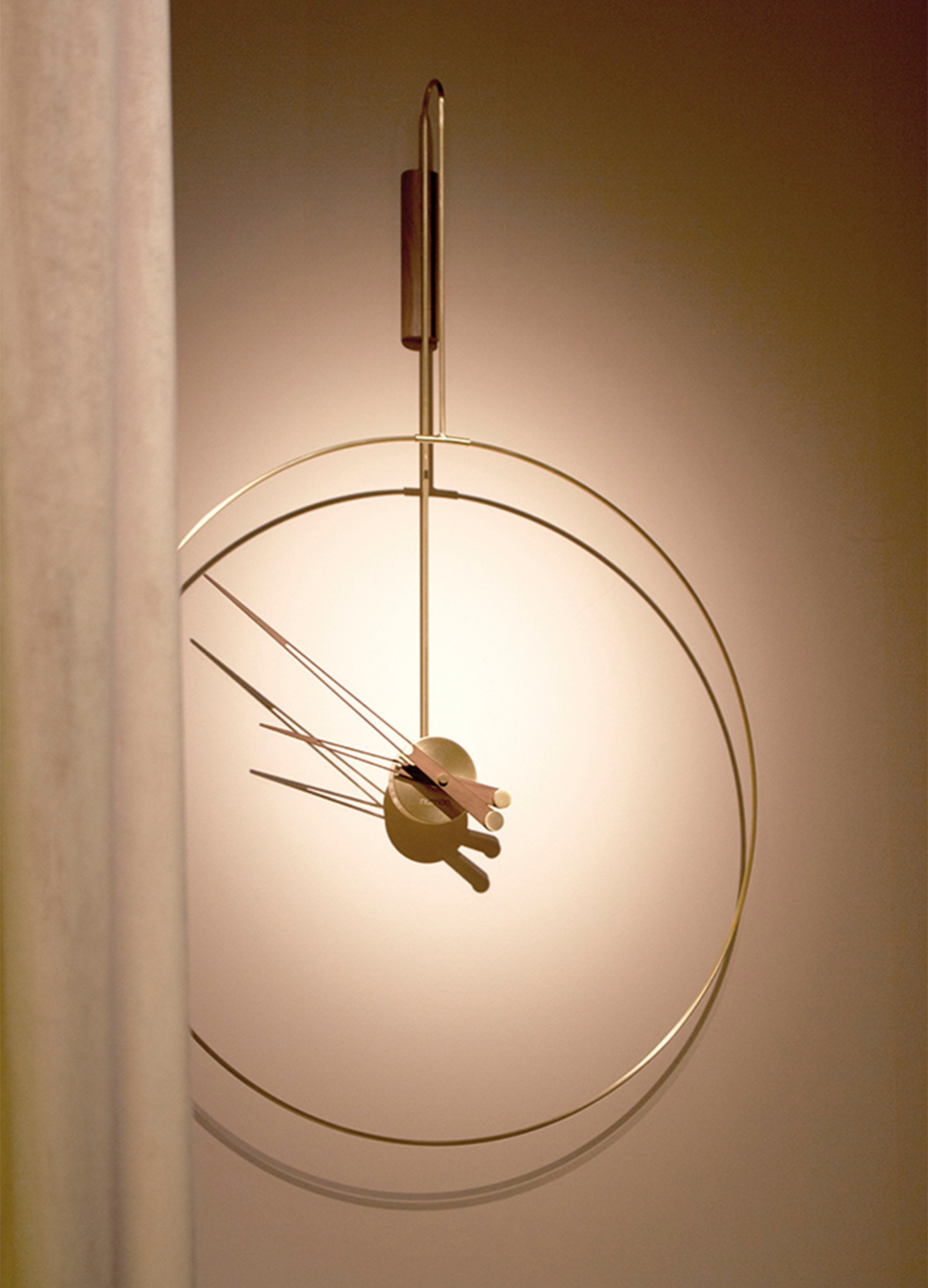 Nástenné hodiny DARO orechové drevo s mosadzným detailom