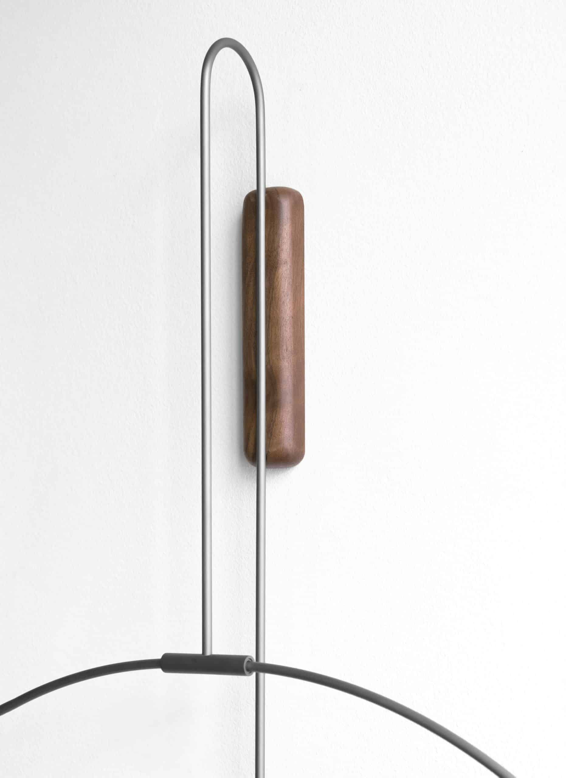 Nástenné hodiny DARO orechové drevo so strieborným detailom