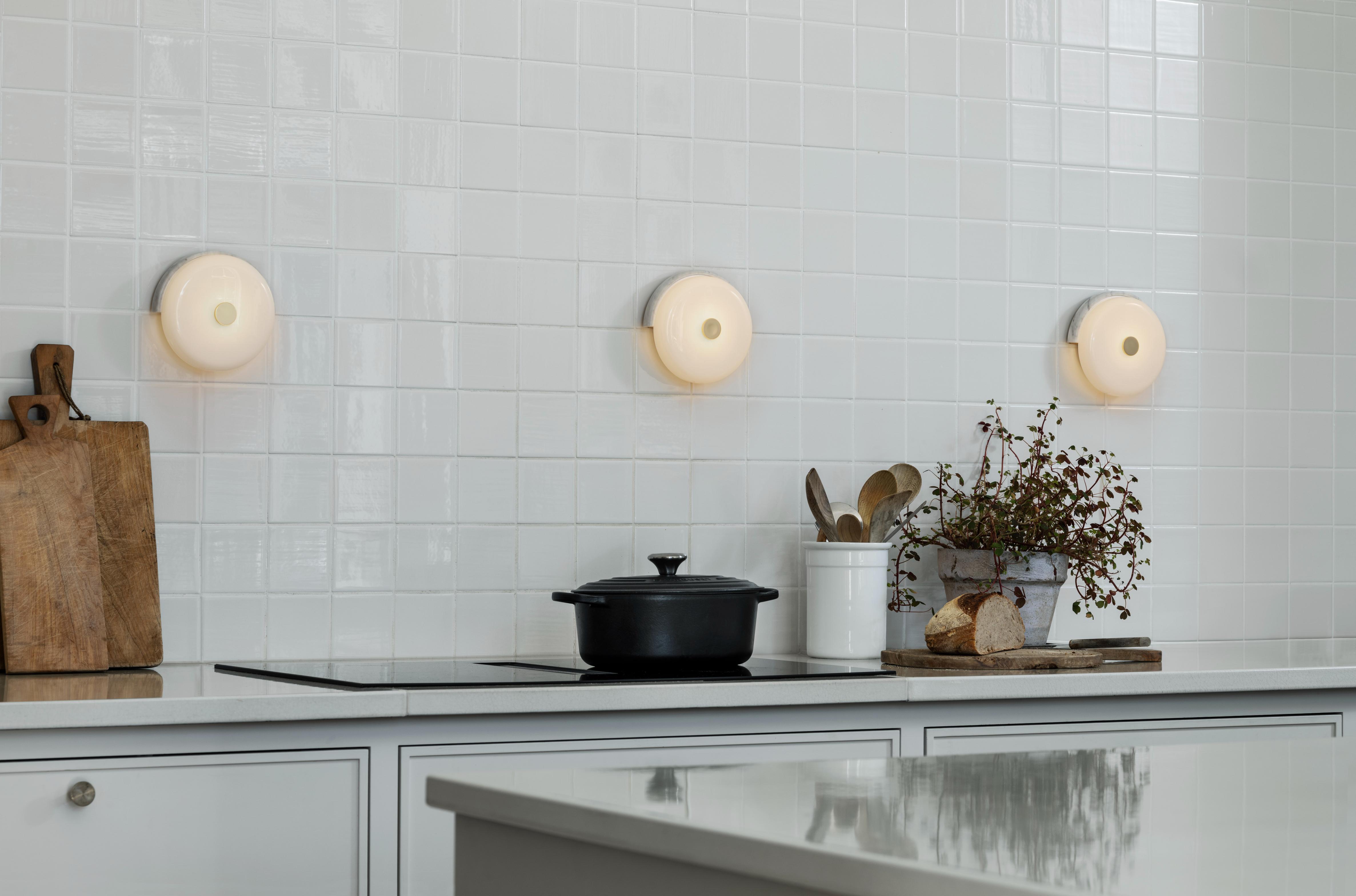 Nástenné svietidlo TRIP biely mramor s mliečnobielym sklom