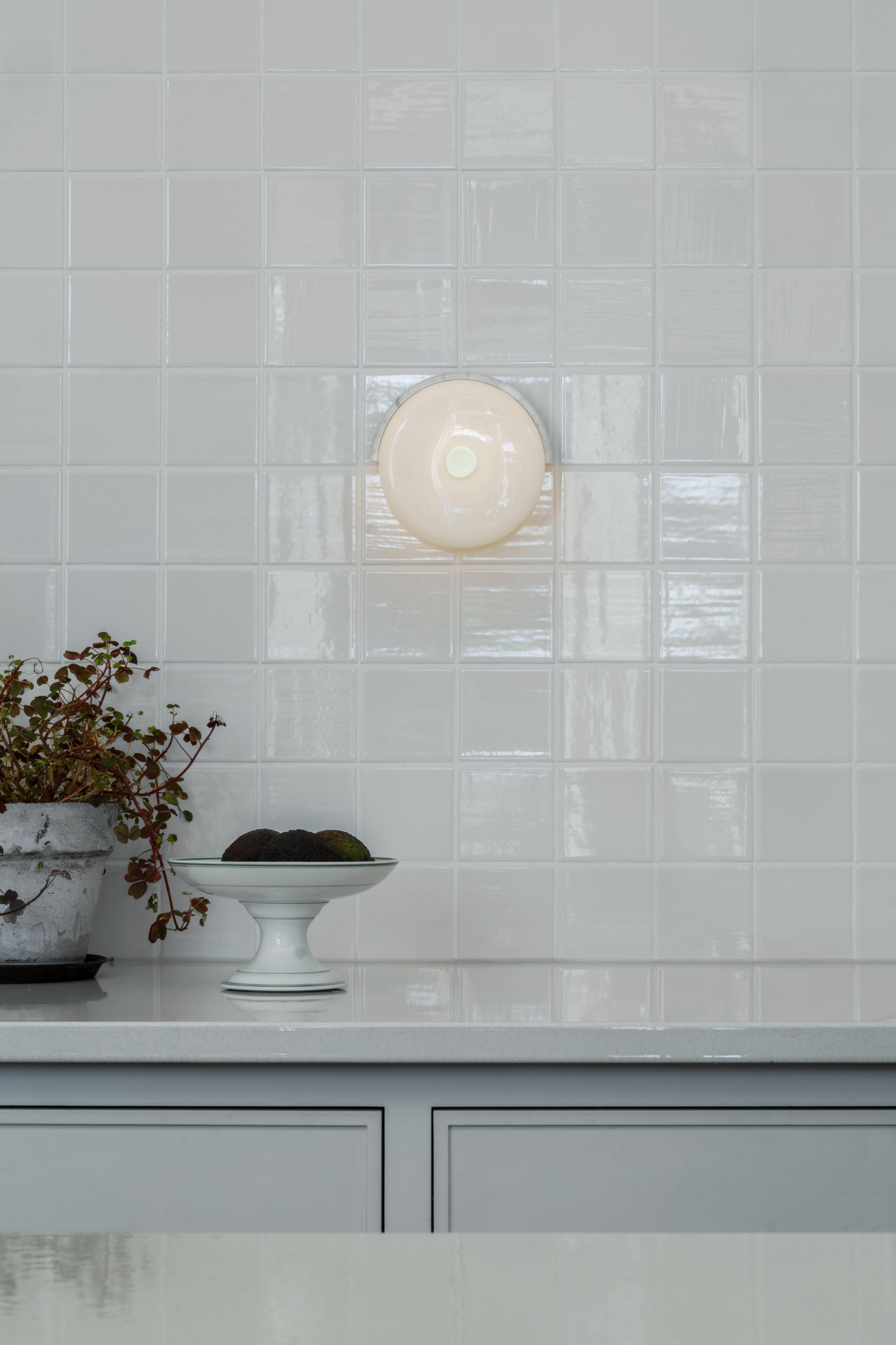 Nástenné svietidlo TRIP biely mramor s mliečnobielym sklom