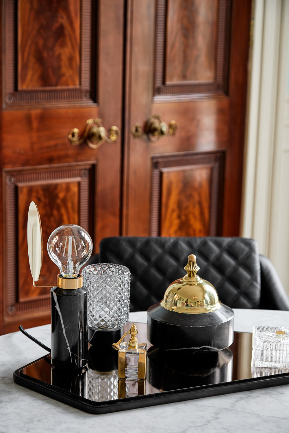 Lampa stołowa BLINDSPOT brązowy marmur z mosiężnym wykończeniem