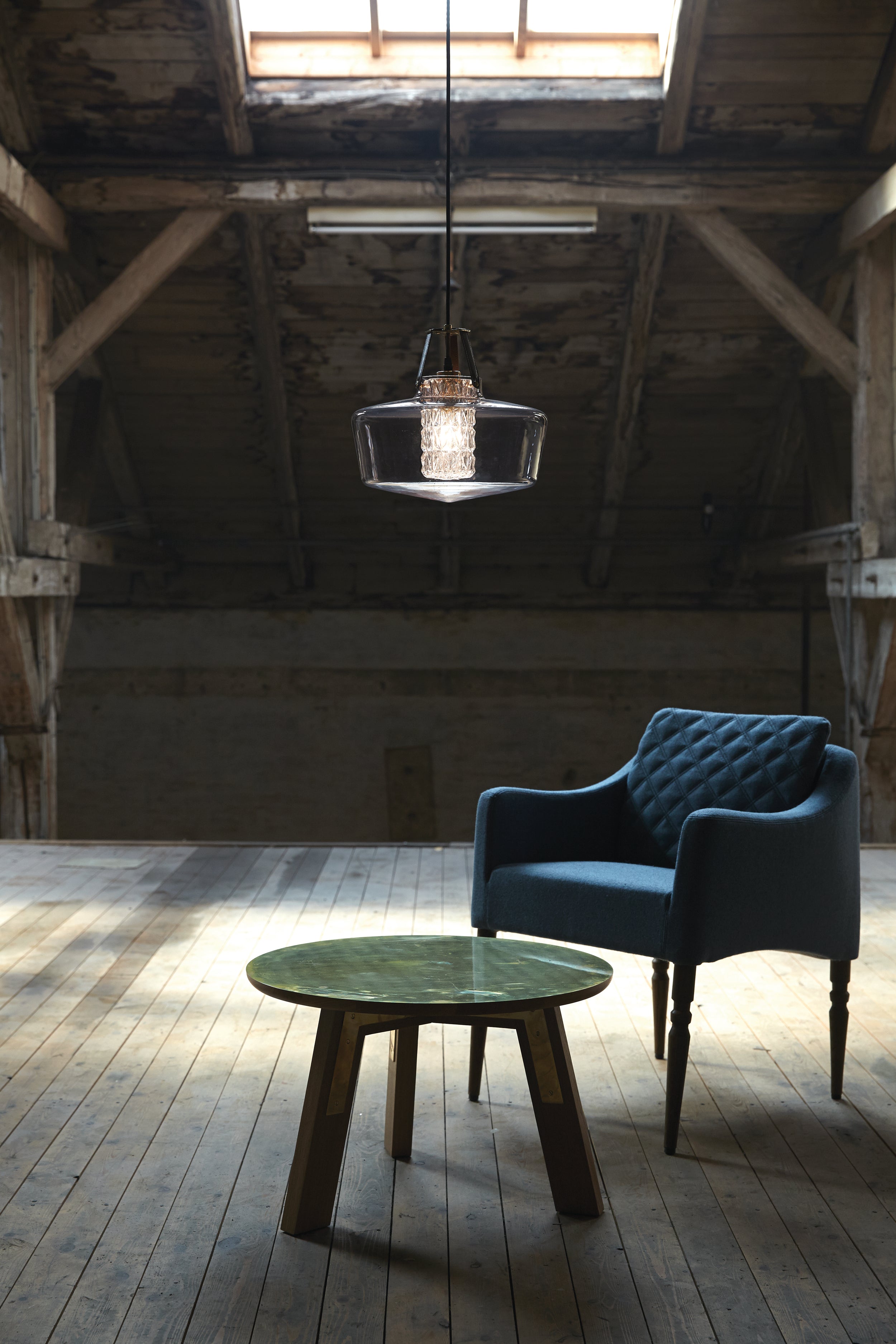 Lampa wisząca ADDICTED TO US dymione szkło z czarną skórą