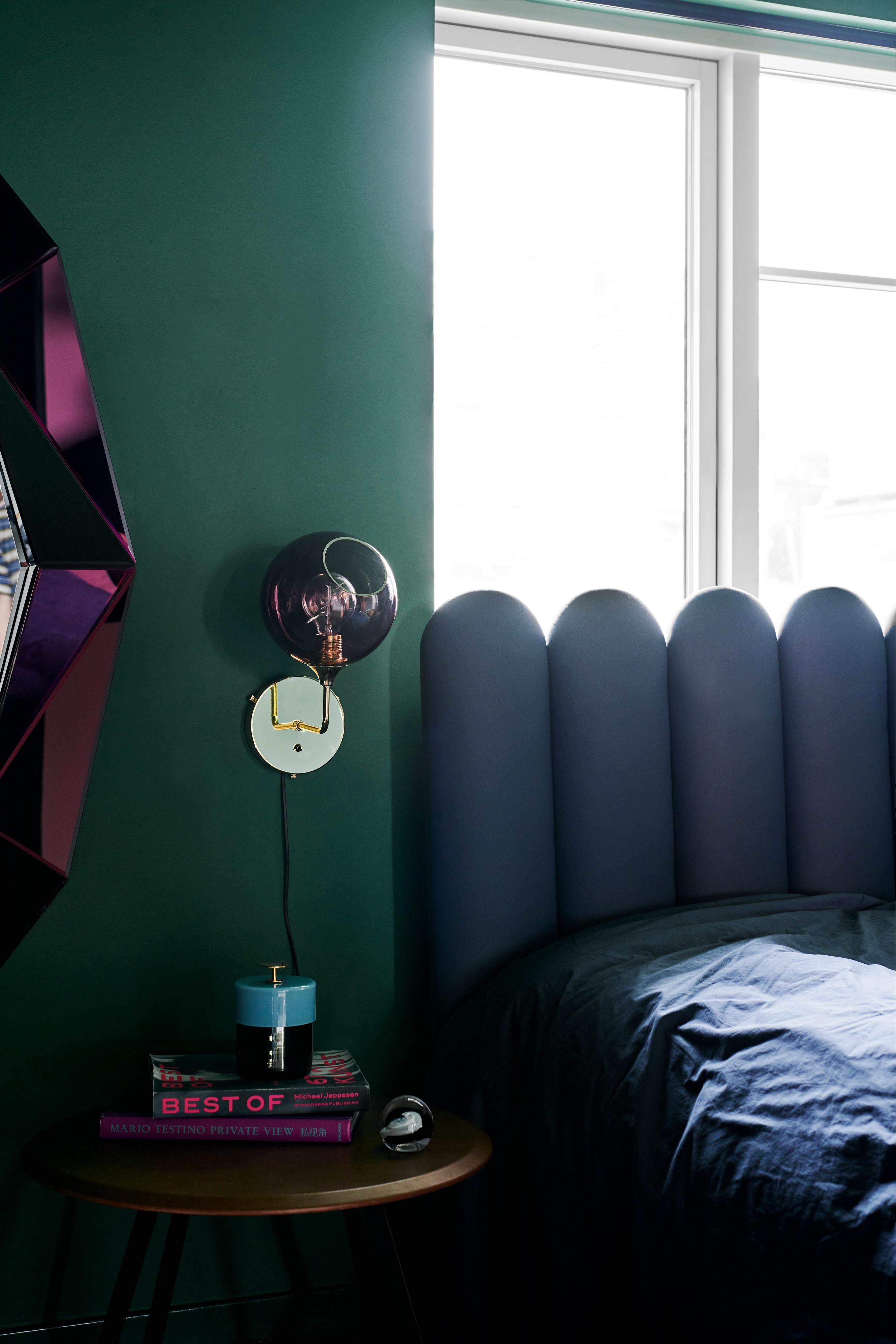 Nástenné svietidlo BALLROOM slivkového skla so zlatým podstavcom