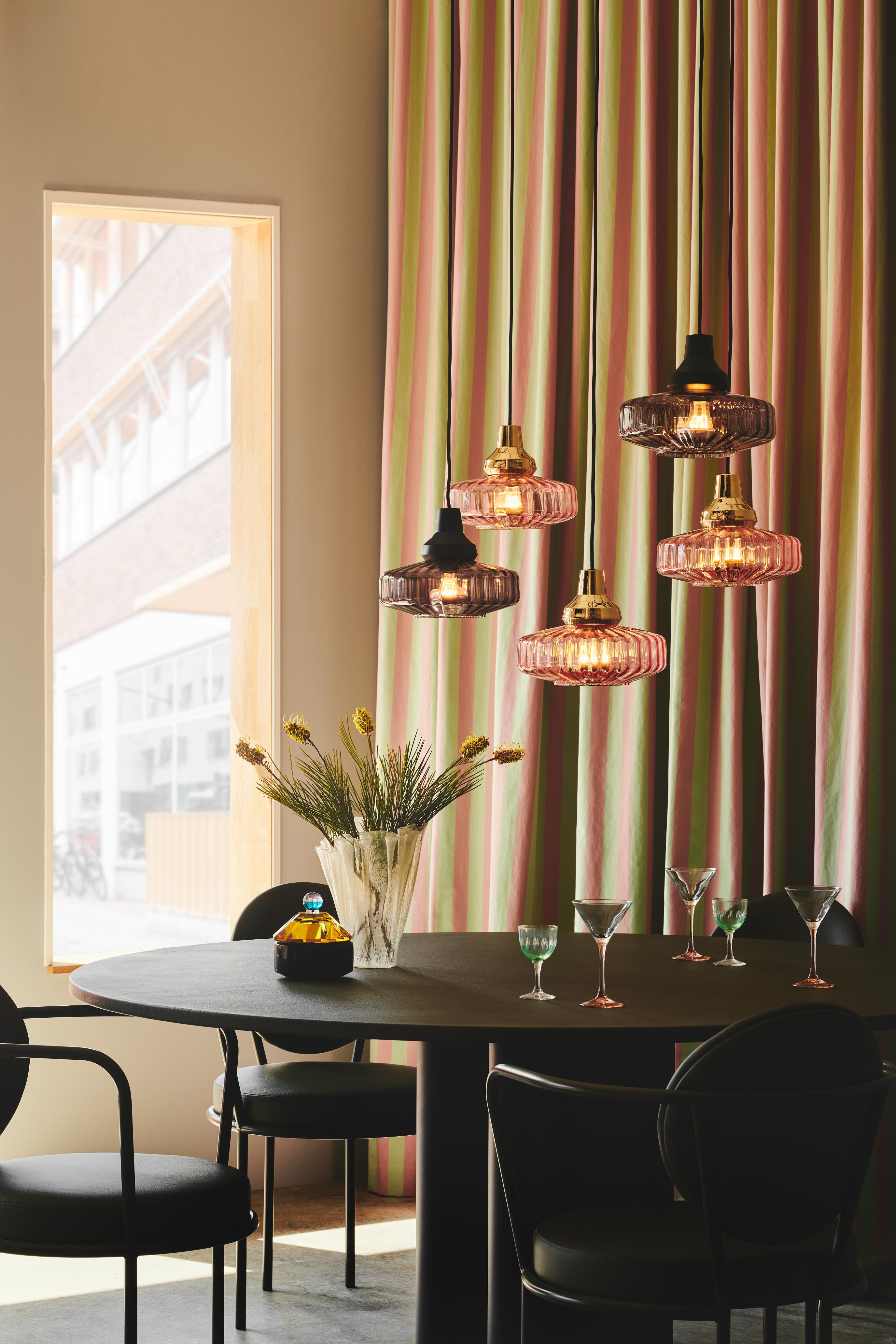 Lampa wisząca NEW WAVE OPTIC dymione szkło z czarnym wykończeniem