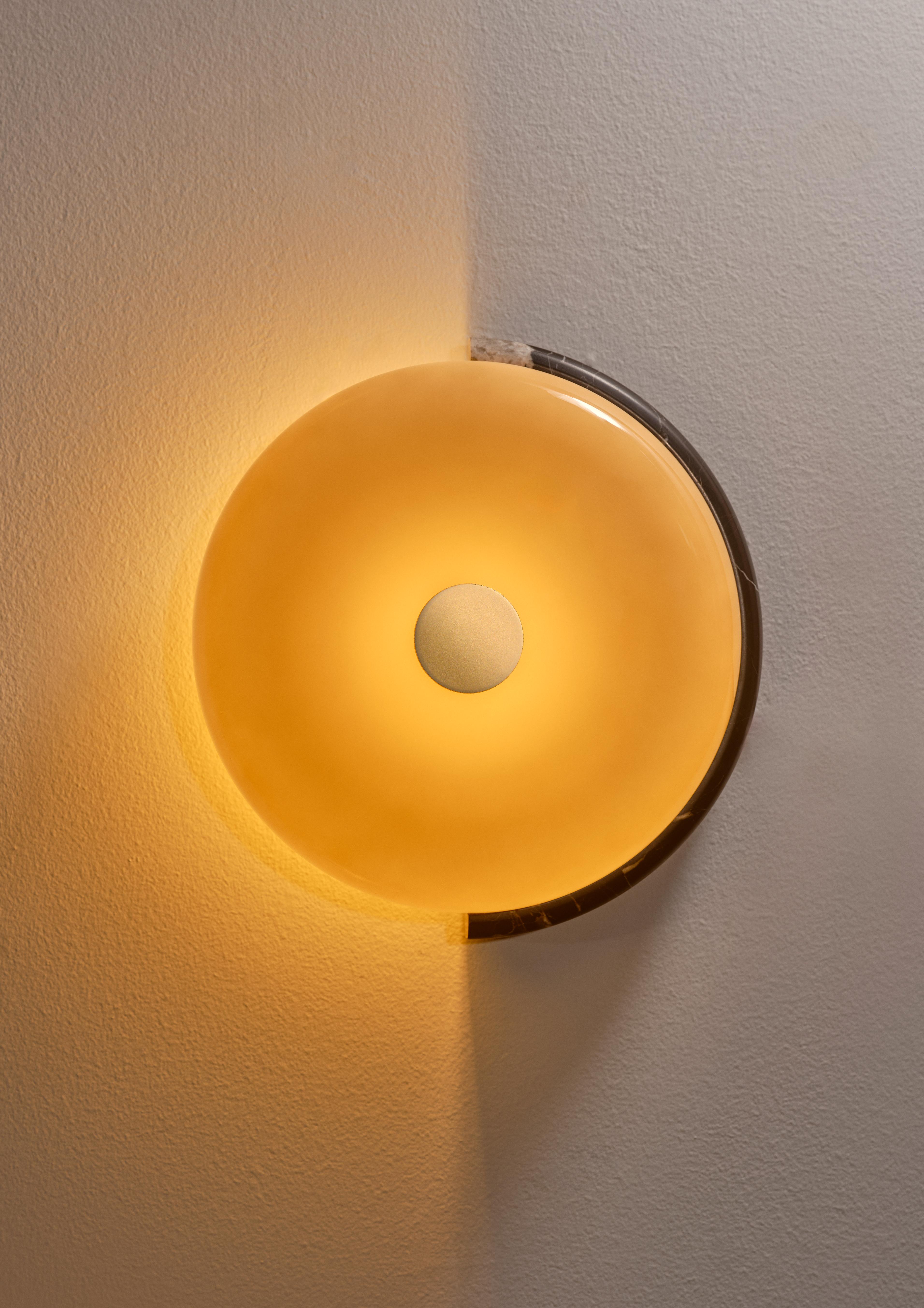 Kinkiet TRIP burgundowy marmur z mlecznobiałym szkłem