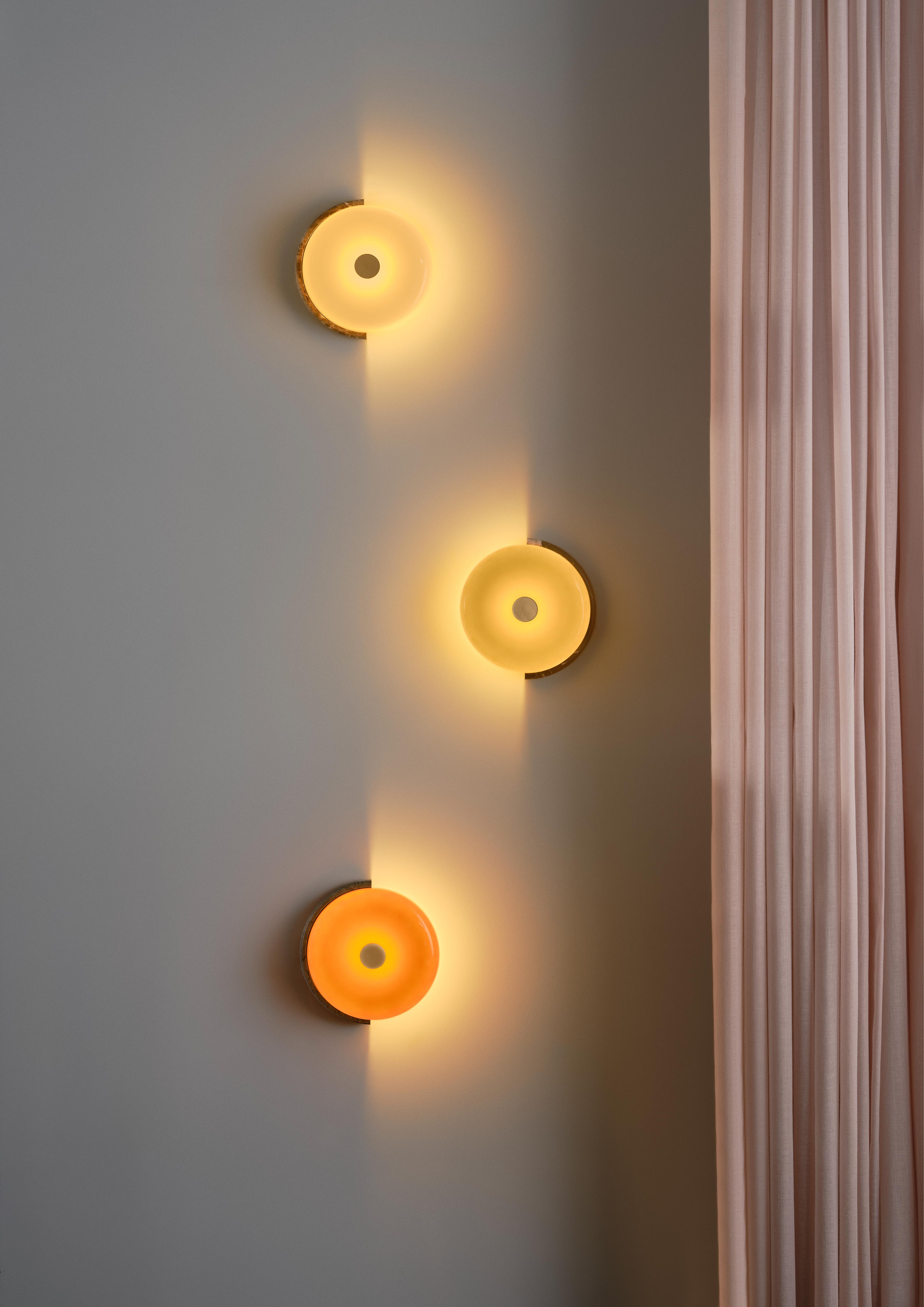 Nástenné svietidlo TRIP hnedý mramor s mliečne bielym sklom