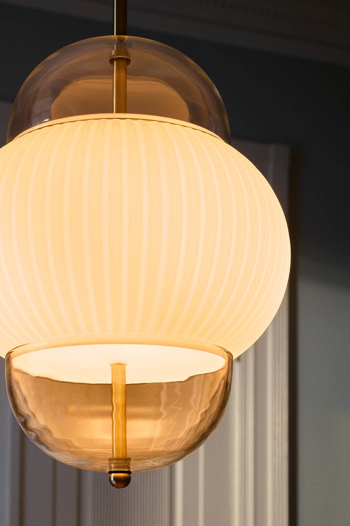 Závesná lampa SHAHIN biela so zlatou