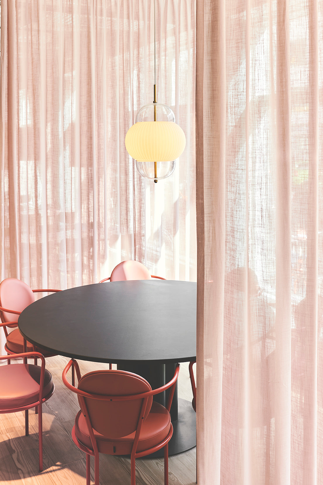 Závesná lampa SHAHIN biela so zlatou