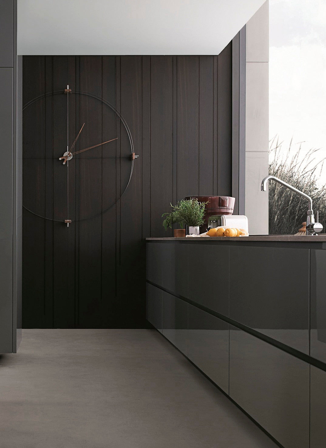 Nástenné hodiny DELMORI z orechového dreva s čiernou a chrómovou farbou