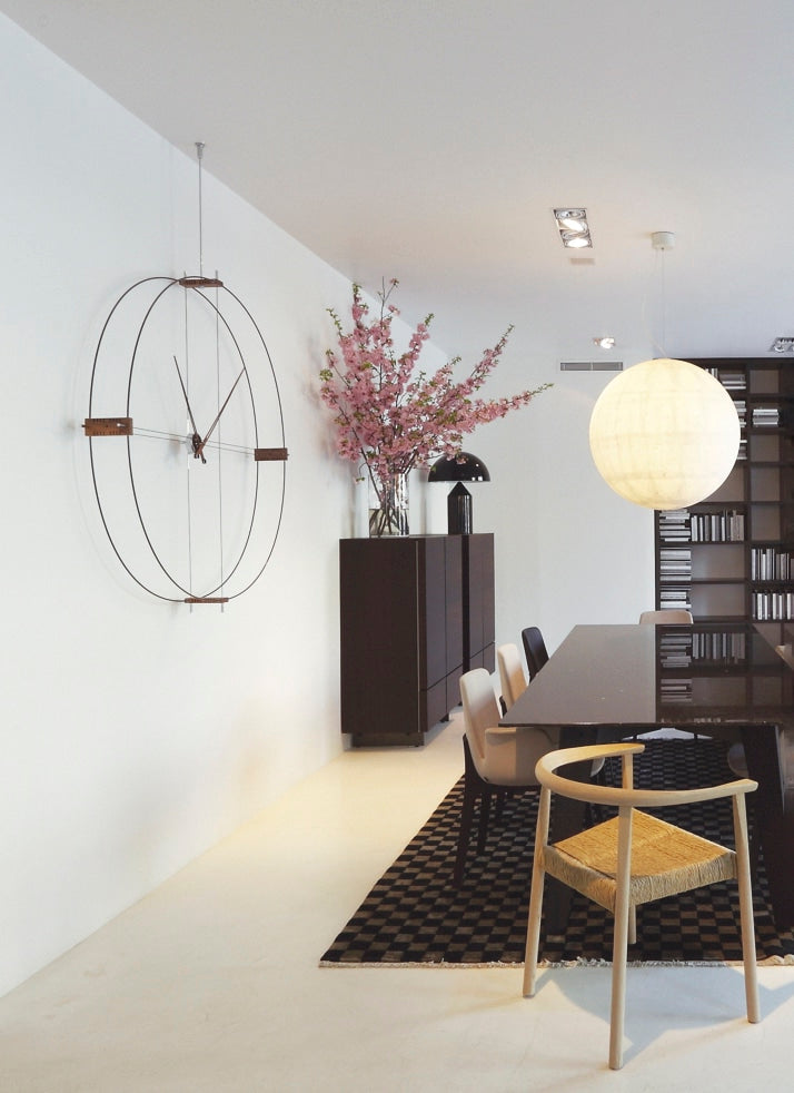 Nástenné hodiny DELMORI z orechového dreva s čiernou a chrómovou farbou