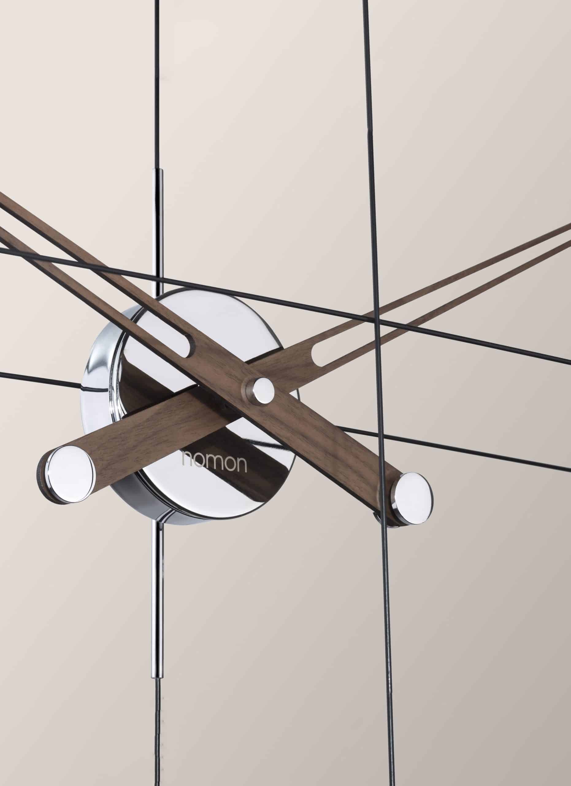 Nástenné hodiny DELMORI z orechového dreva s čiernou a chrómovou farbou