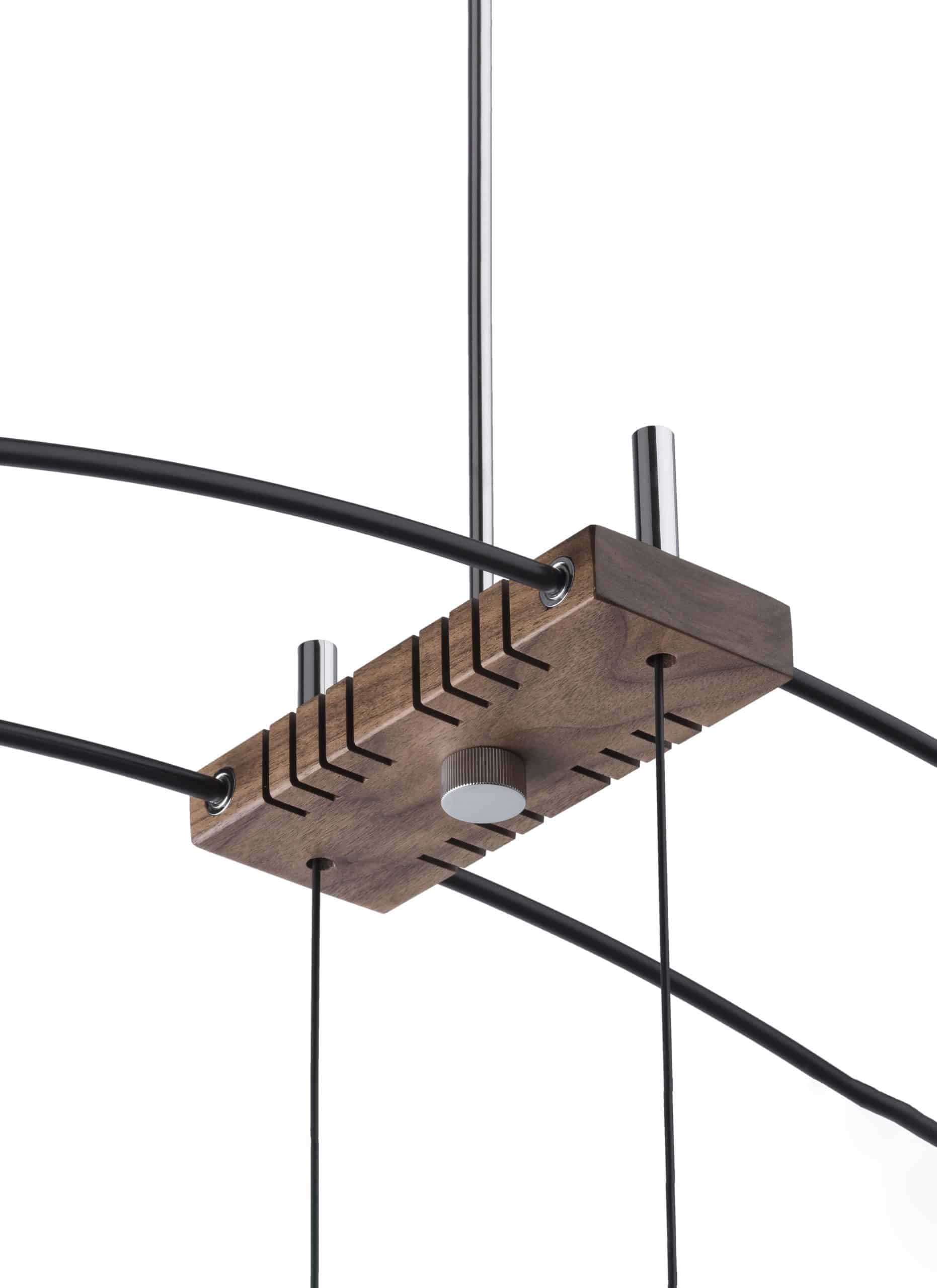 Nástenné hodiny DELMORI z orechového dreva s čiernou a mosadznou farbou