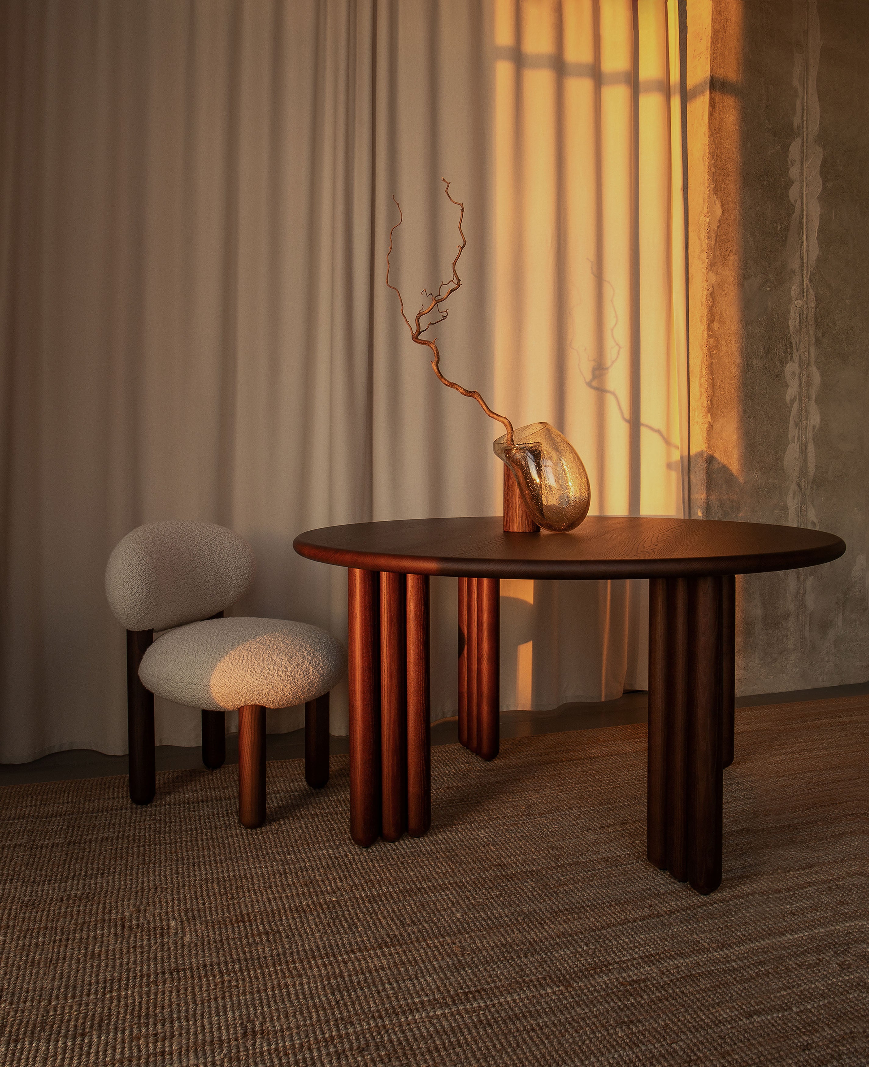 Okrúhly stôl FLOCK z hnedého jaseňového dreva