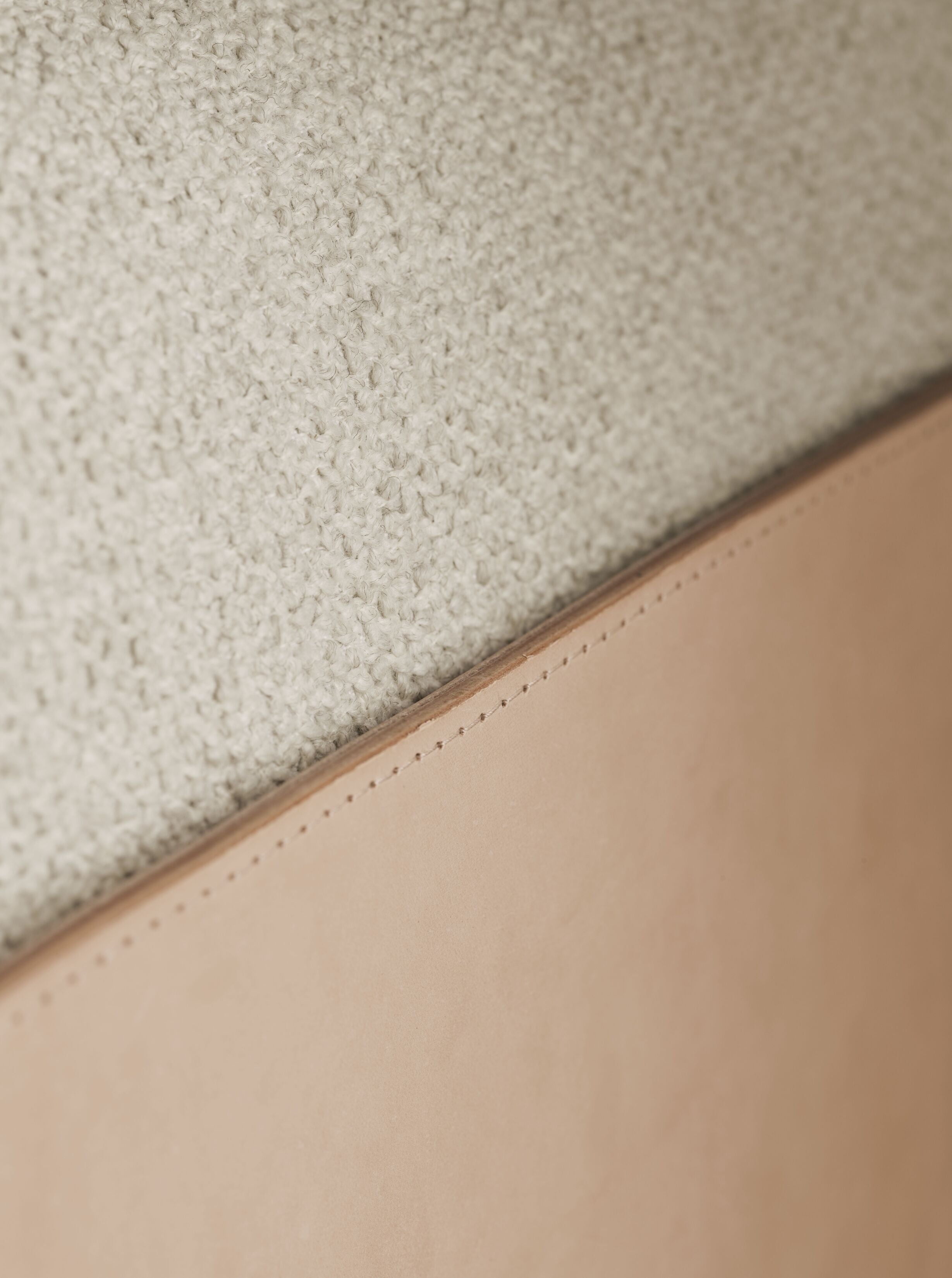 Dive armchair natural leather with an oak base