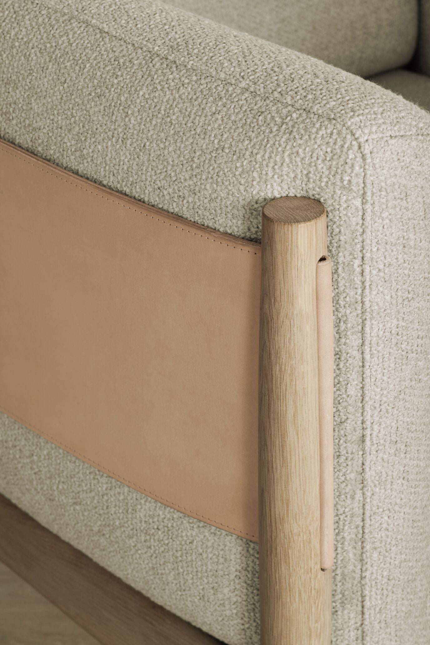 Dive armchair natural leather with an oak base