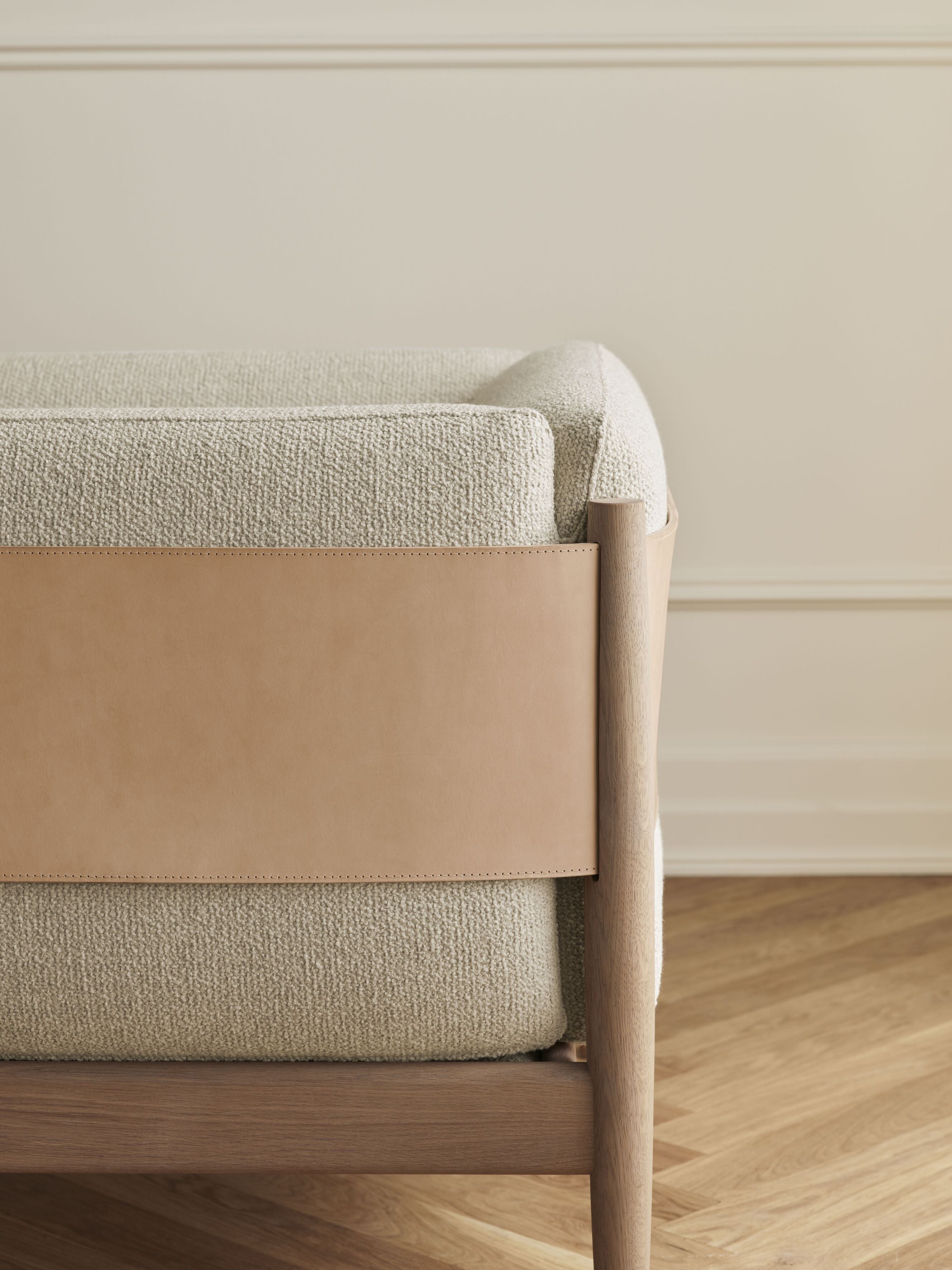 Fotel DIVE z prírodnou kožou a tmavou základňou