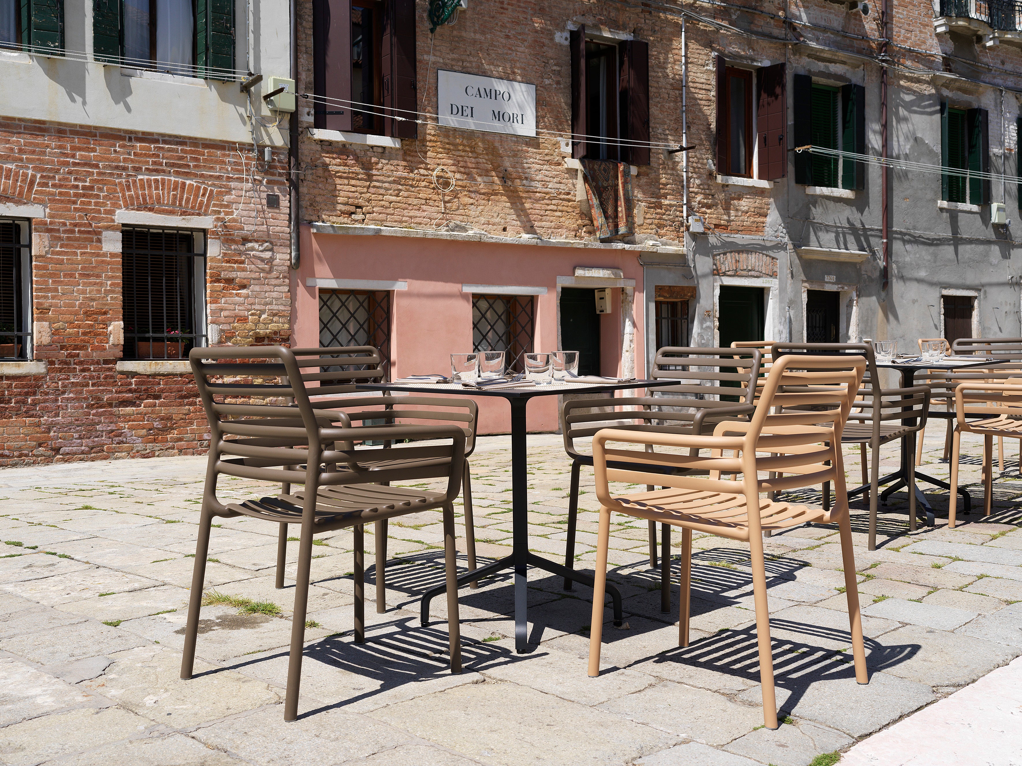 Záhradná stolička s opierkami DOGA cappuccino