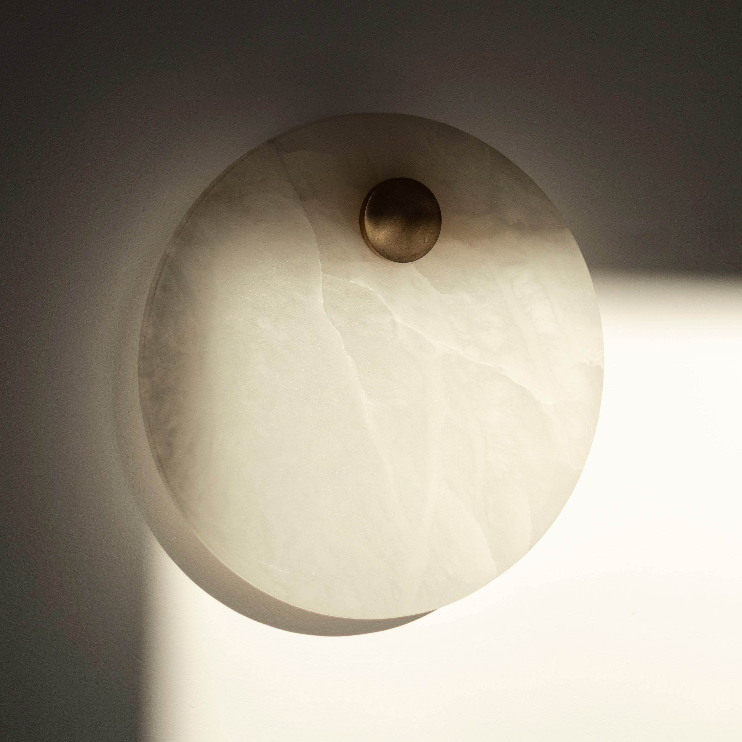 Alabaster Wall Lamp EOS Brass