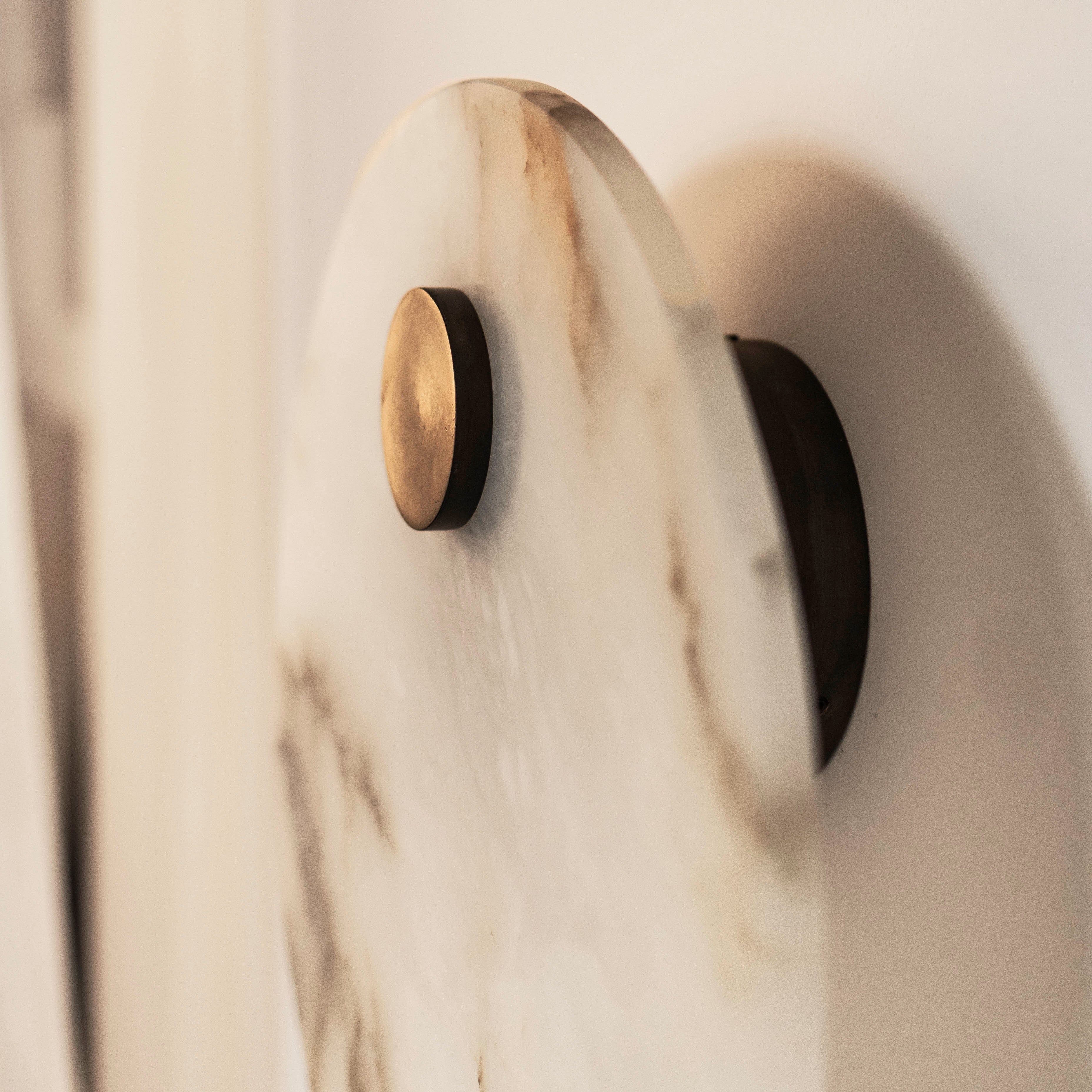 Alabaster Wall Lamp EOS Brass