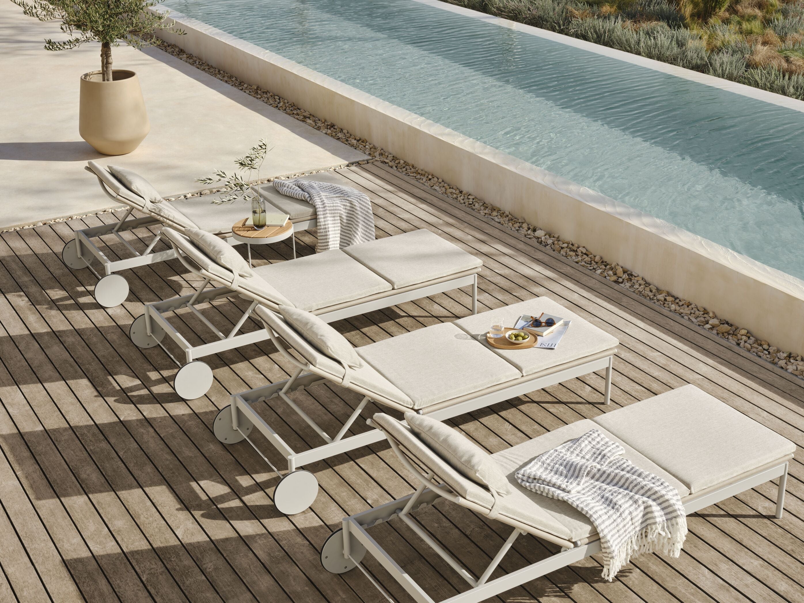 Ležadlo EASE pieskové