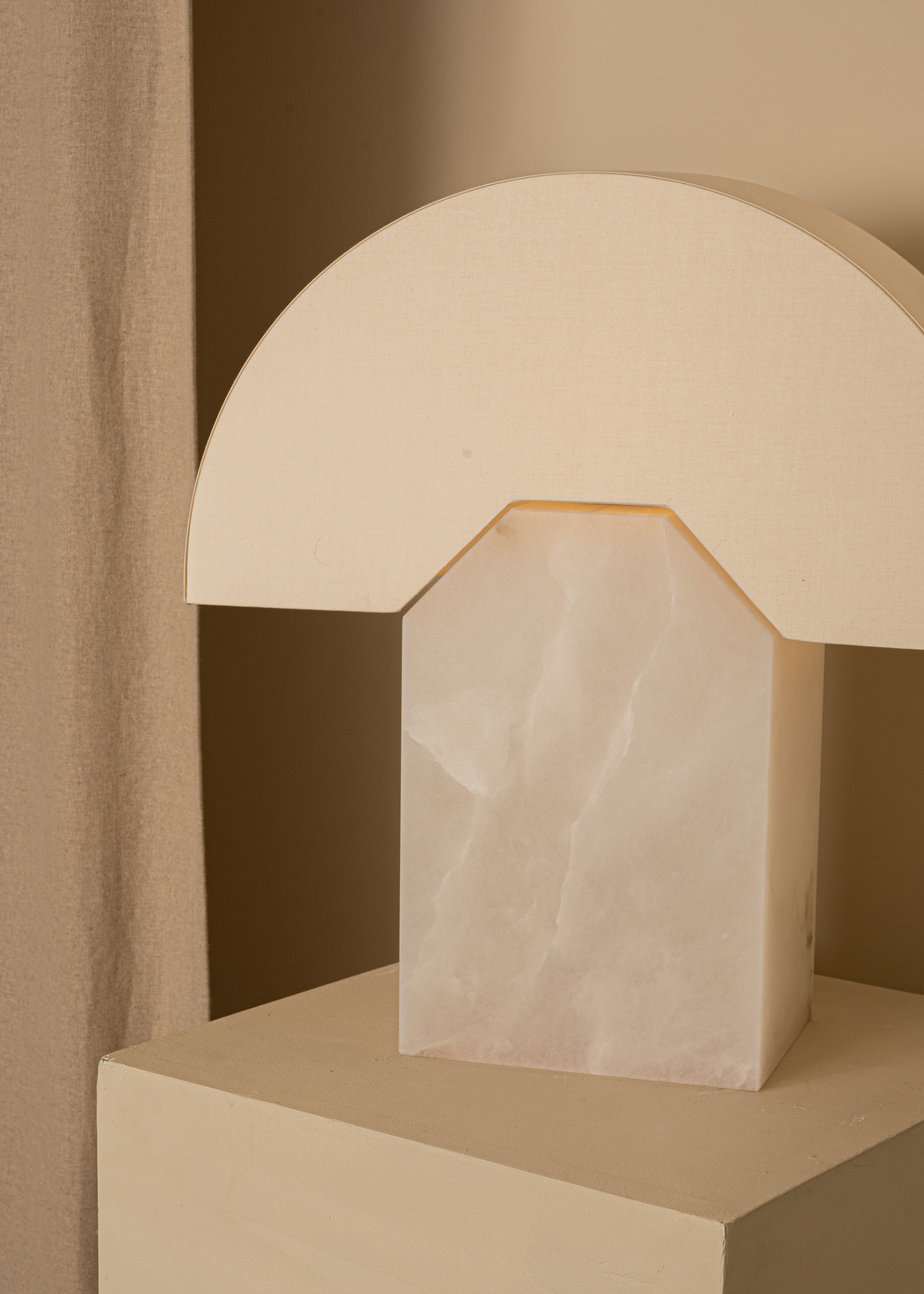 Stolná lampa EDNA biely alabaster