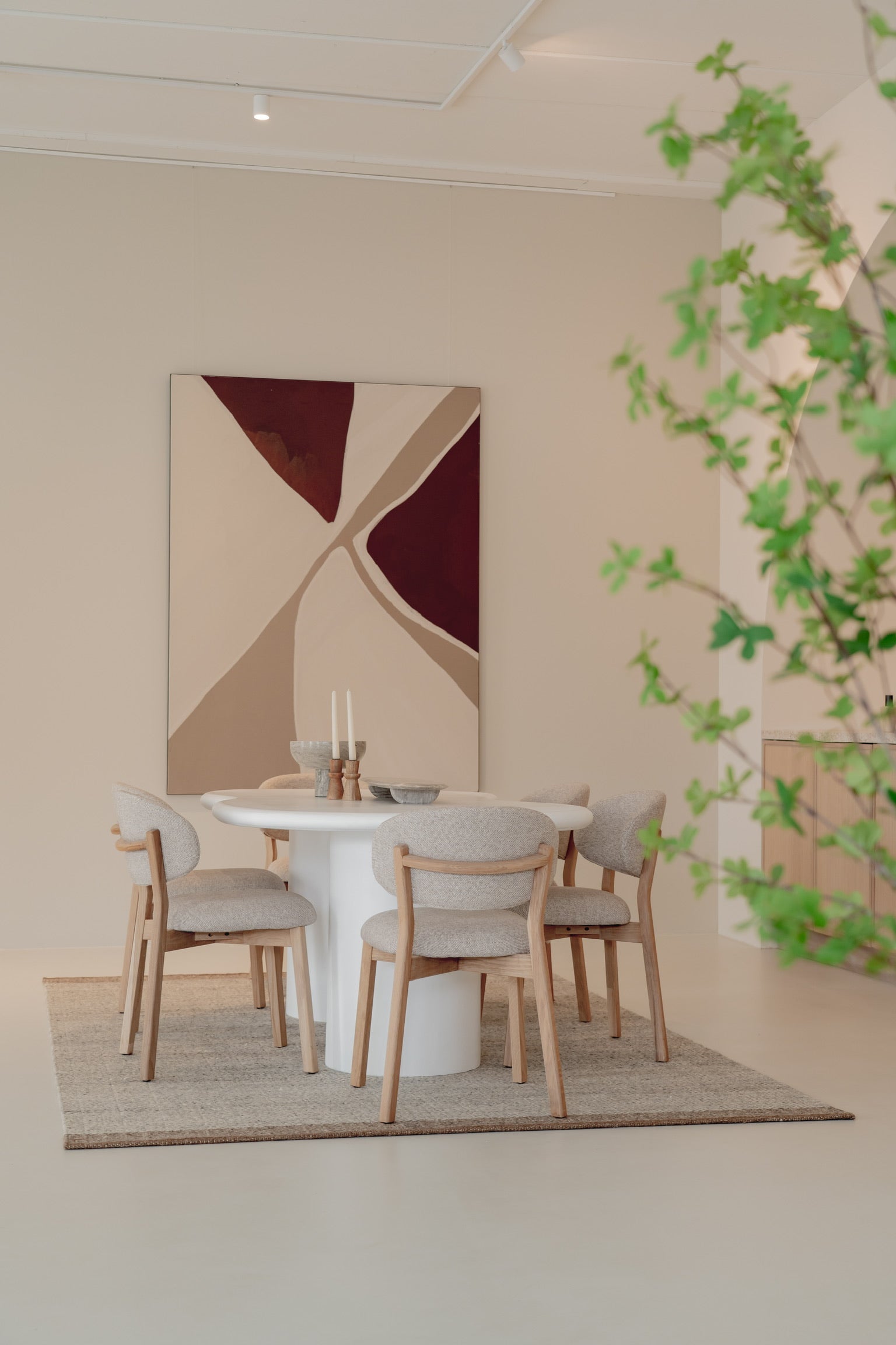 Stolička MIKKY taupe s dubovým podstavcom