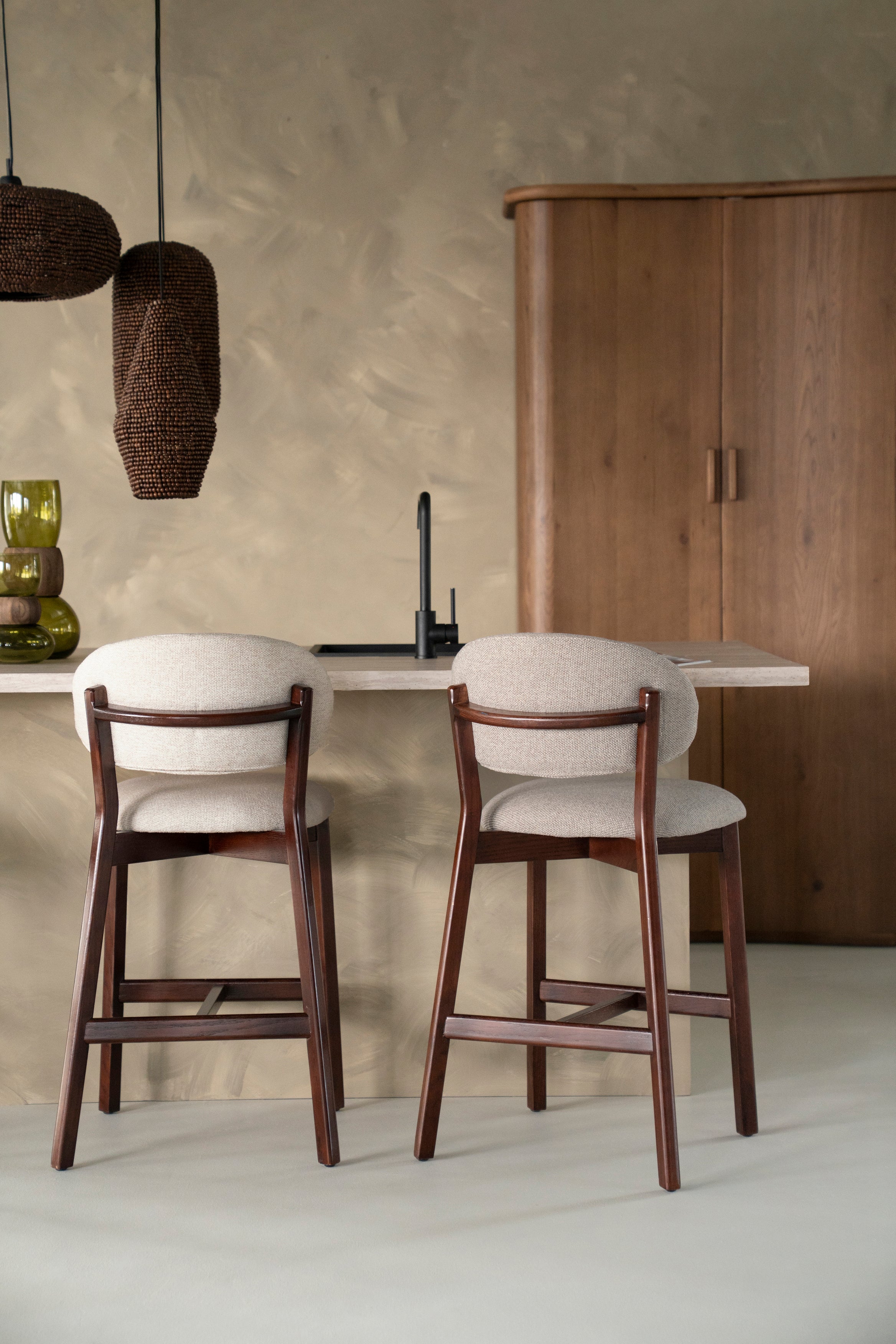 Hoker MIKKY taupe s tmavým dubovým podstavcom