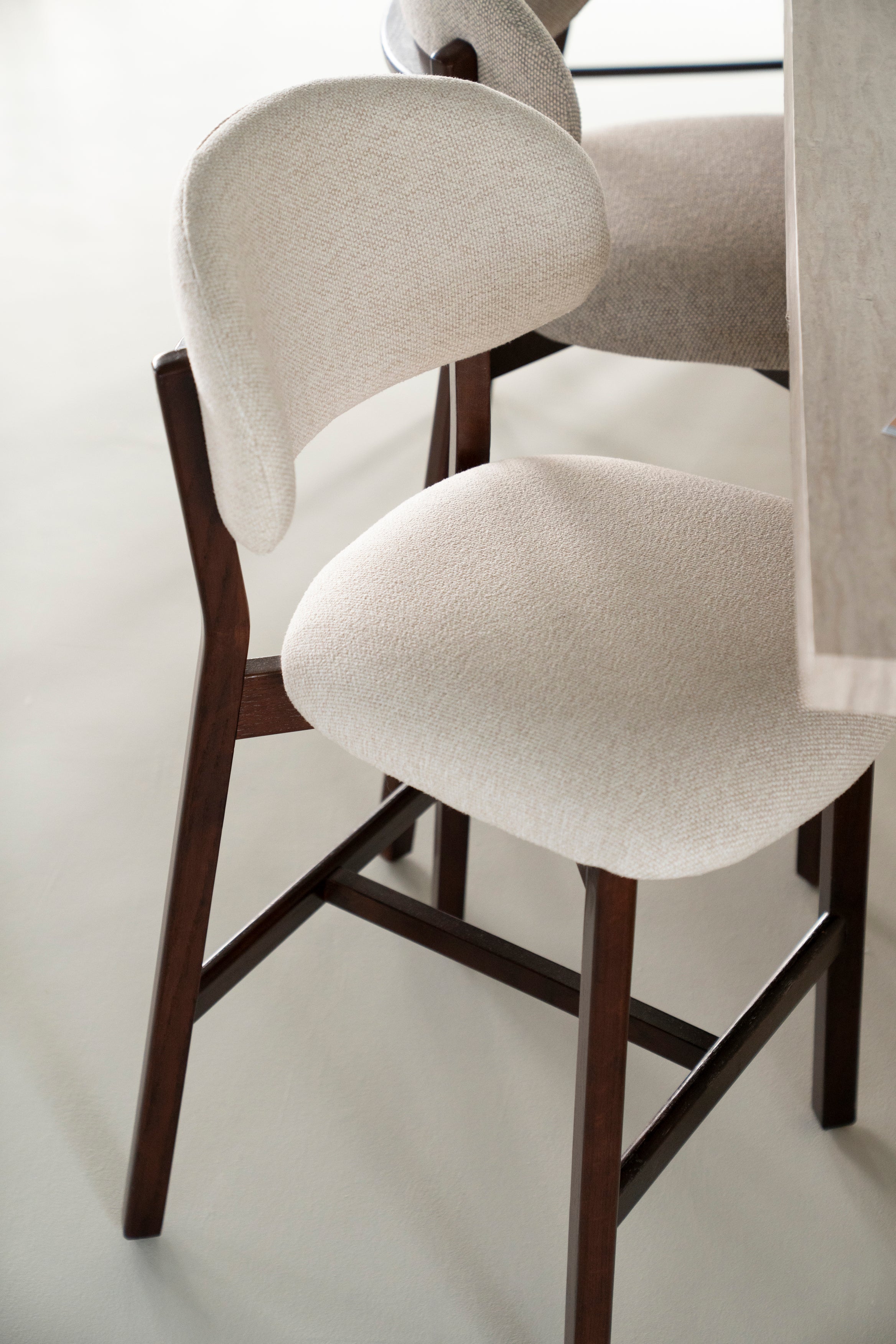 Hoker MIKKY taupe s dubovou základňou