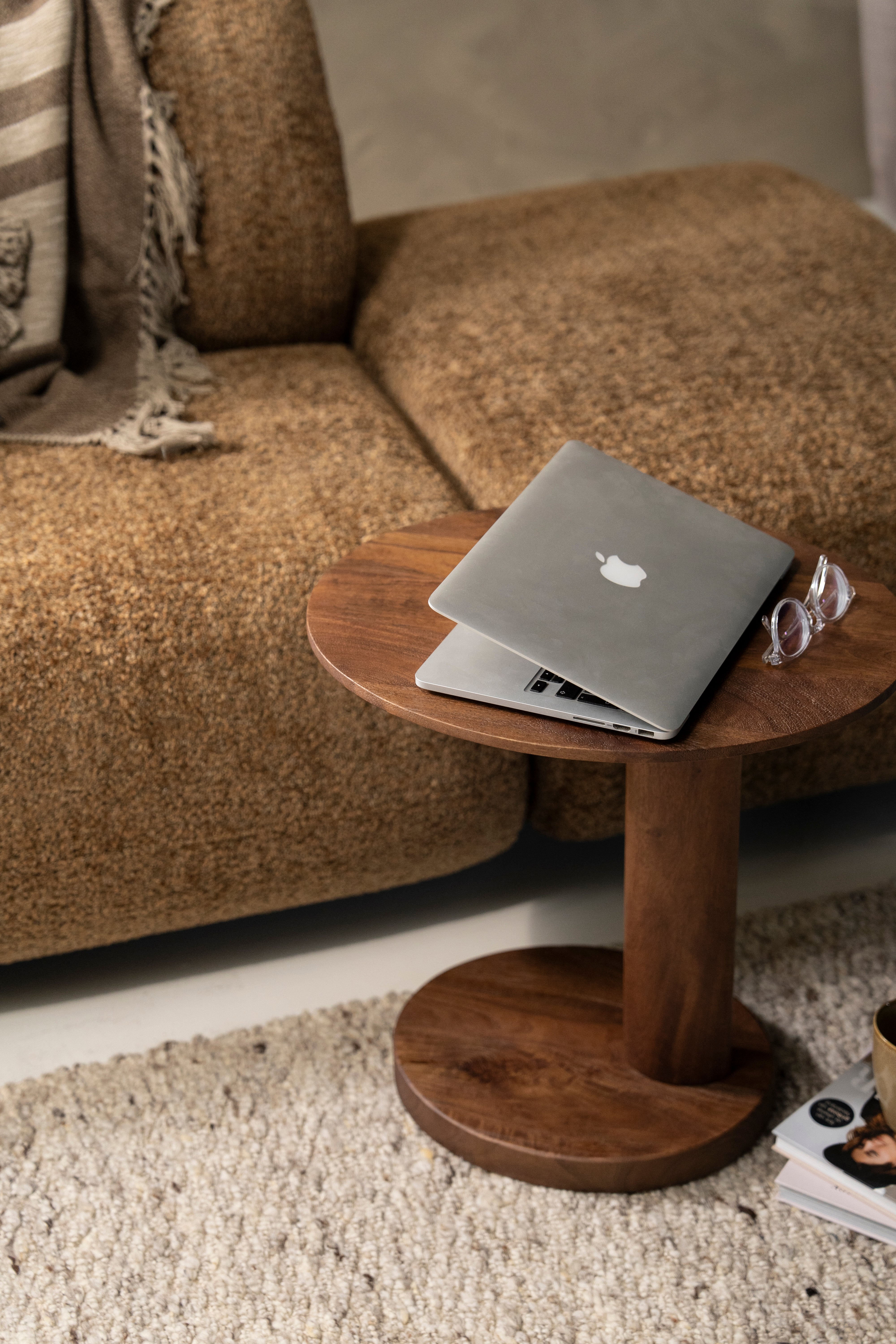 Bočný stolík NOVIA tmavé mango drevo