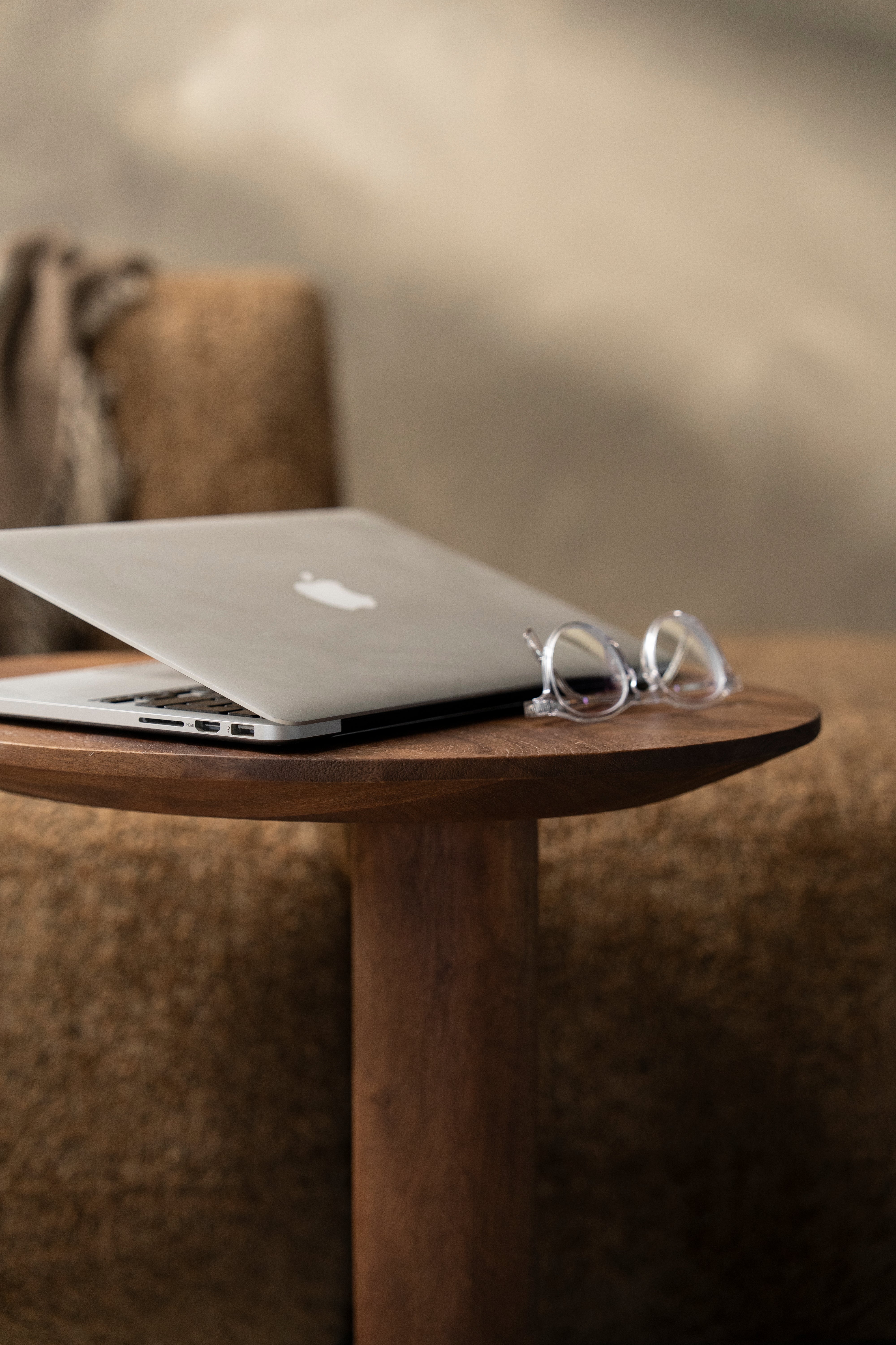 Bočný stolík NOVIA tmavé mango drevo