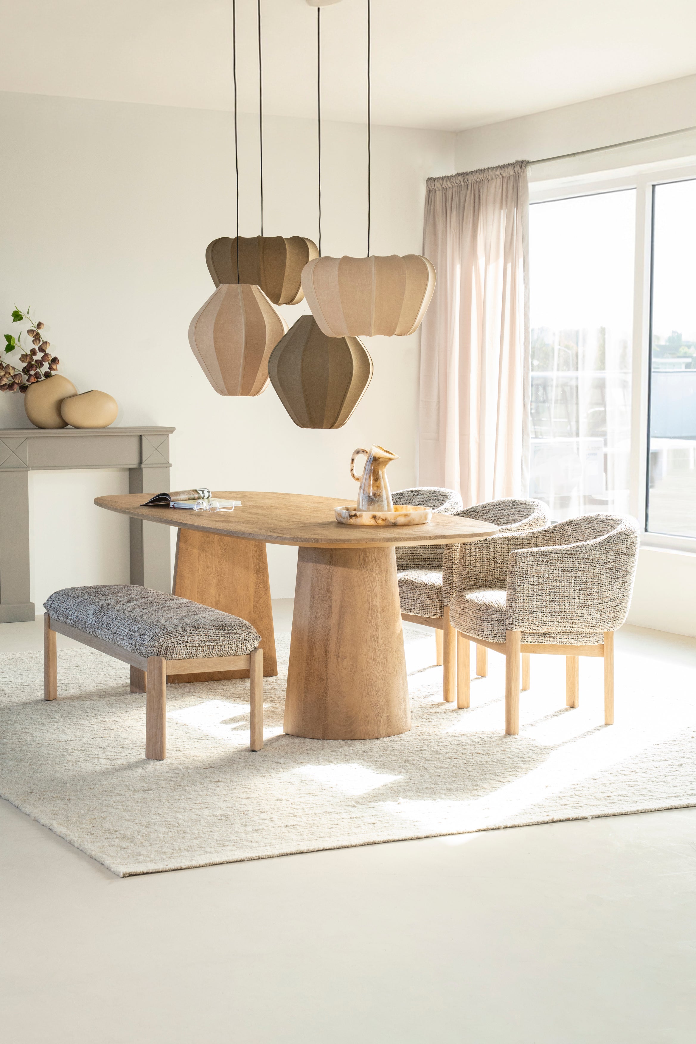 Fotel MICHA taupe s dubovou základňou