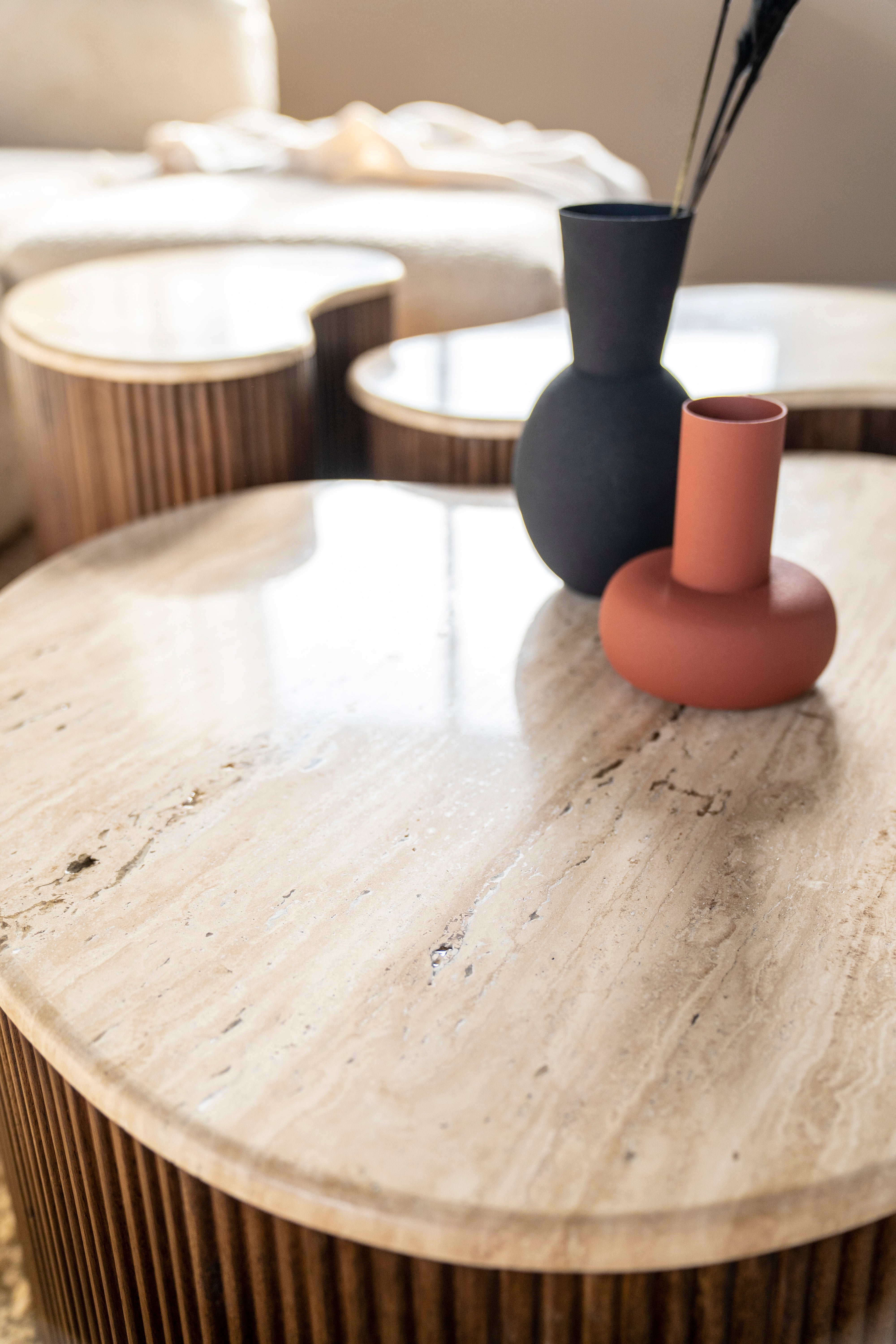 Bočný stolík MARI z mangového dreva s doskou z travertínu