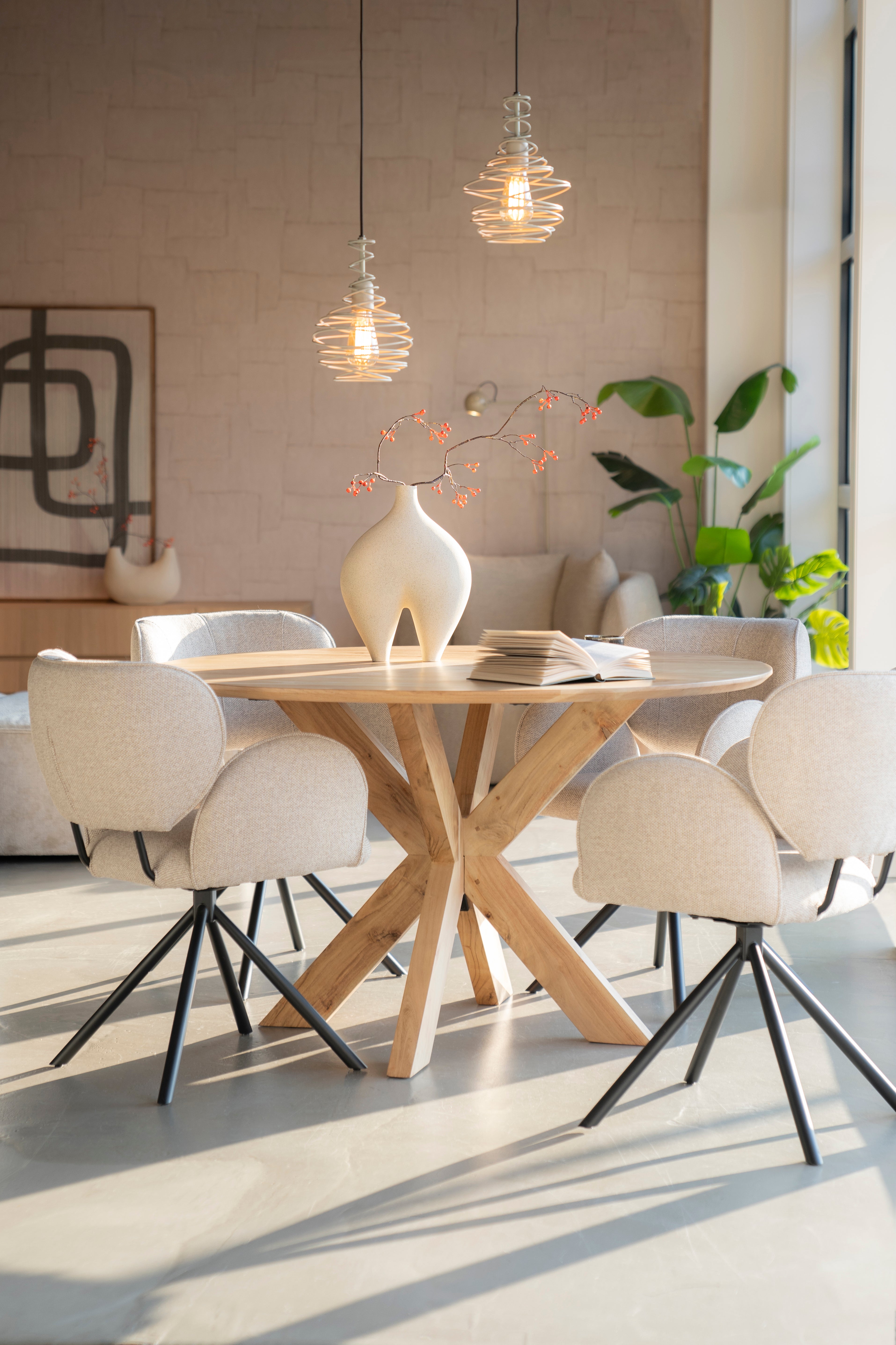 Stolička ROSALIN krémová s čiernym podstavcom