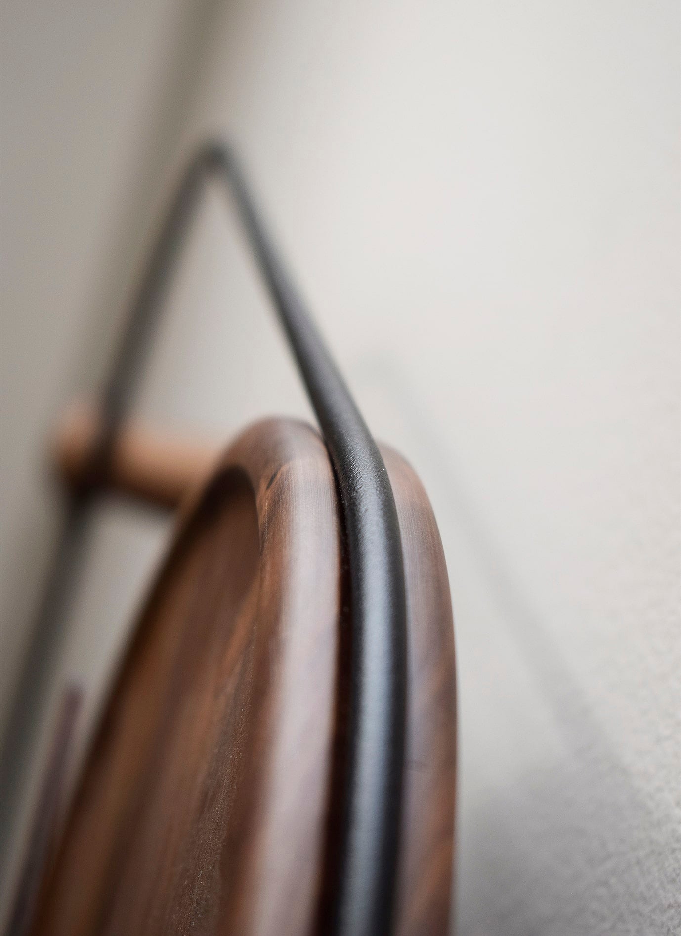 Nástenné hodiny ESLABON z orechového dreva s čiernou farbou