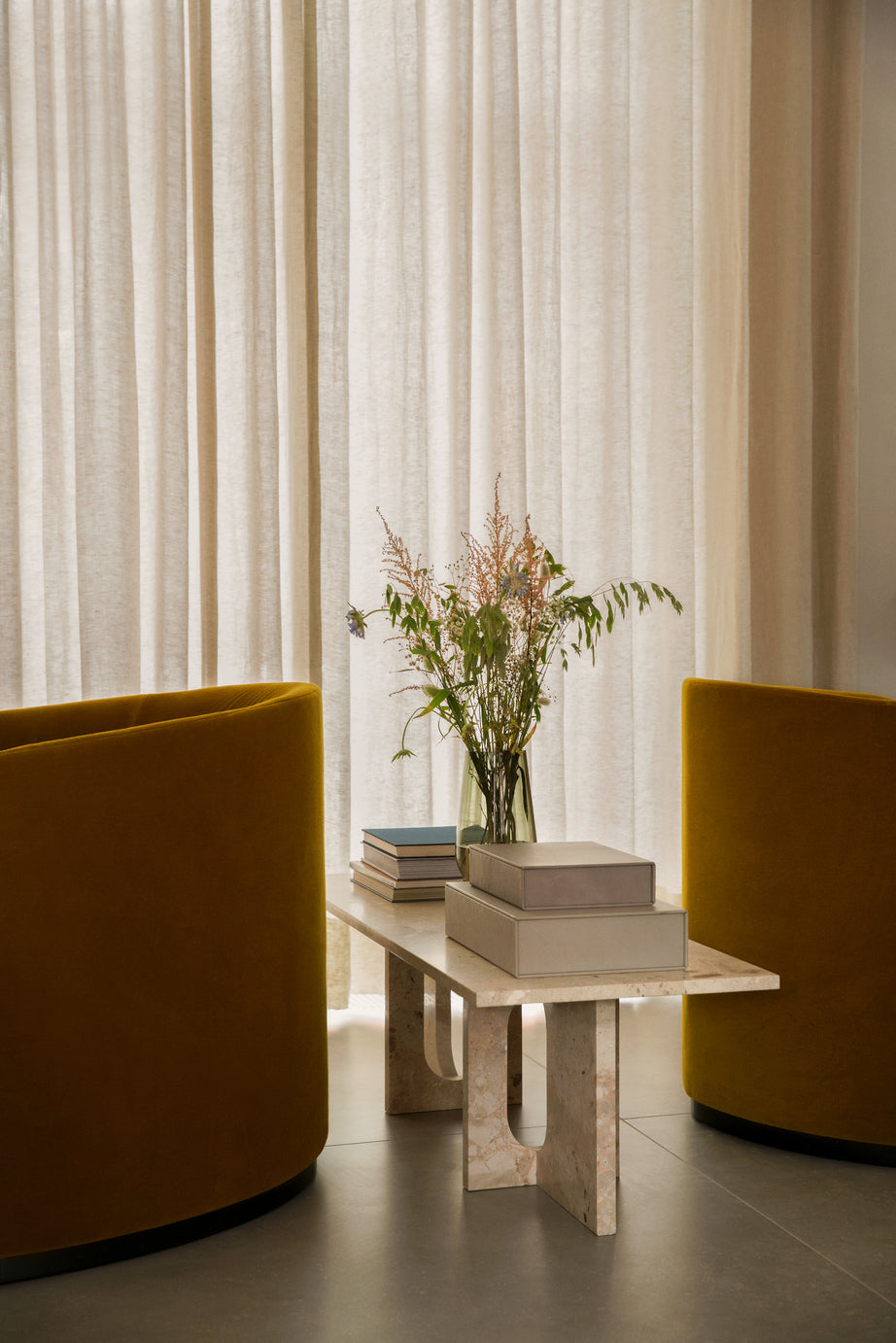 Kávový stolík ANDROGYNE béžový mramor