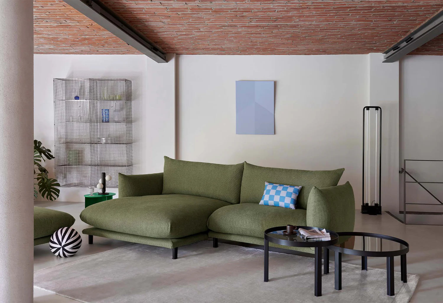 Obdĺžnikový vankúš PRÚŽKY A KOCKY oranžový s fialovou