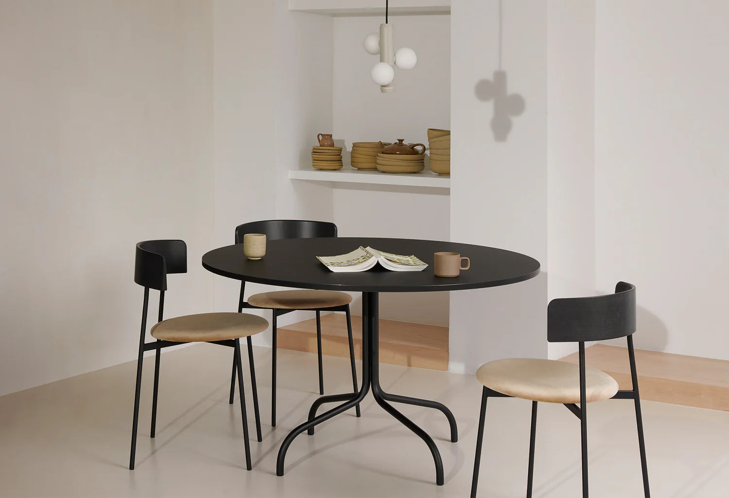 Krzesło z podłokietnikami FRIDAY czarny z beżową podstawą