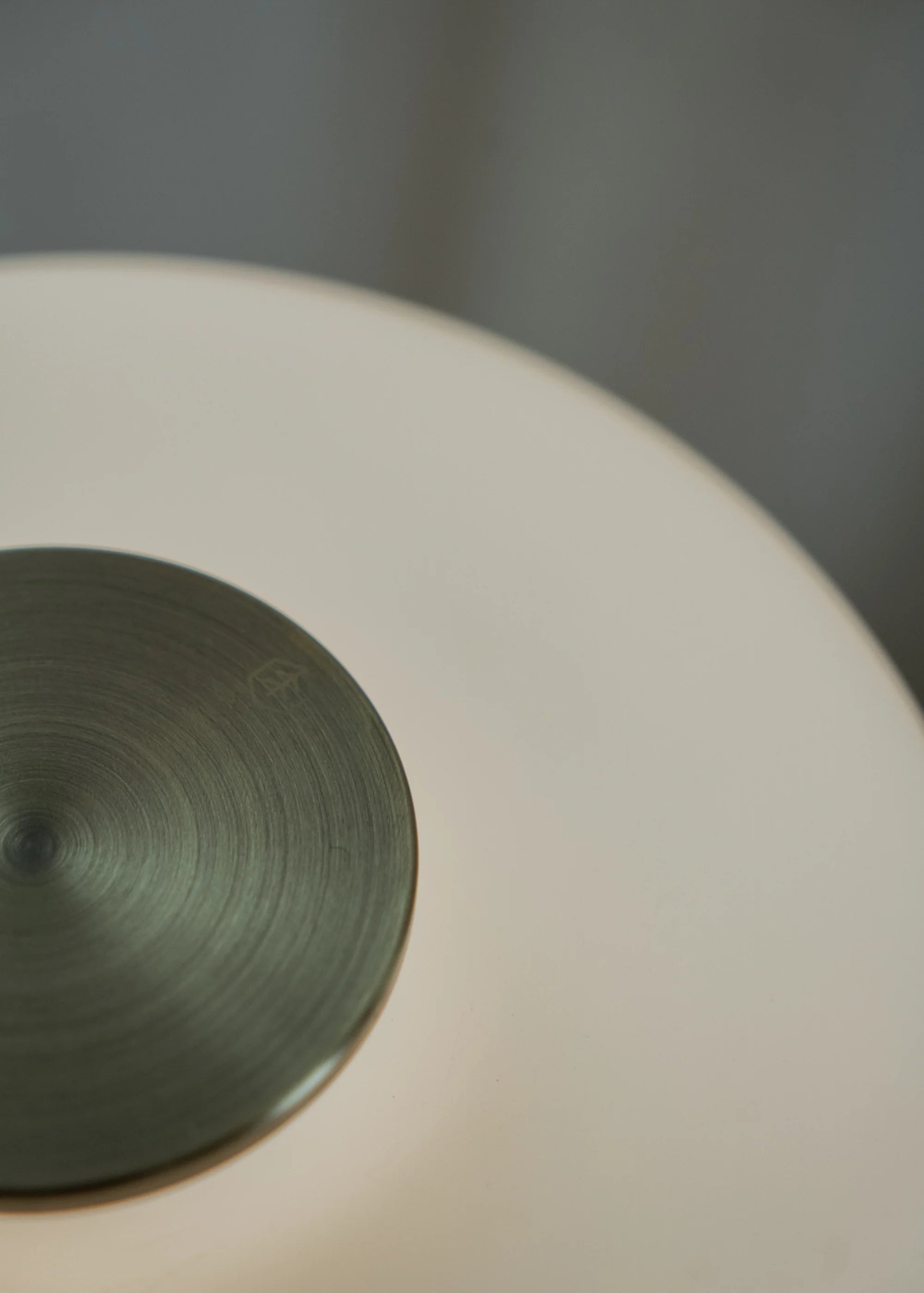 Stolná lampa FONTE biely mramor