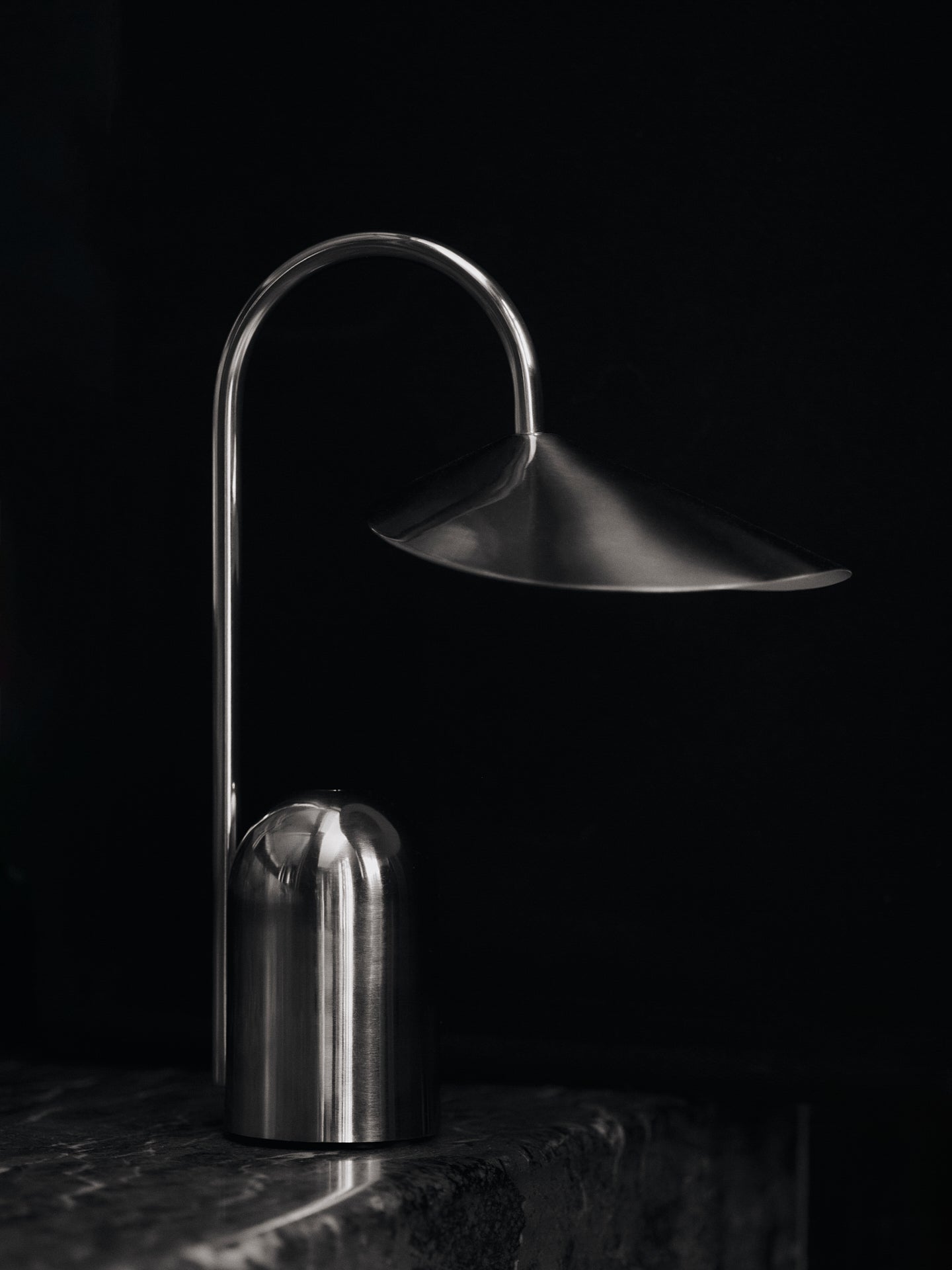 Prenosná lampa ARUM oceľová