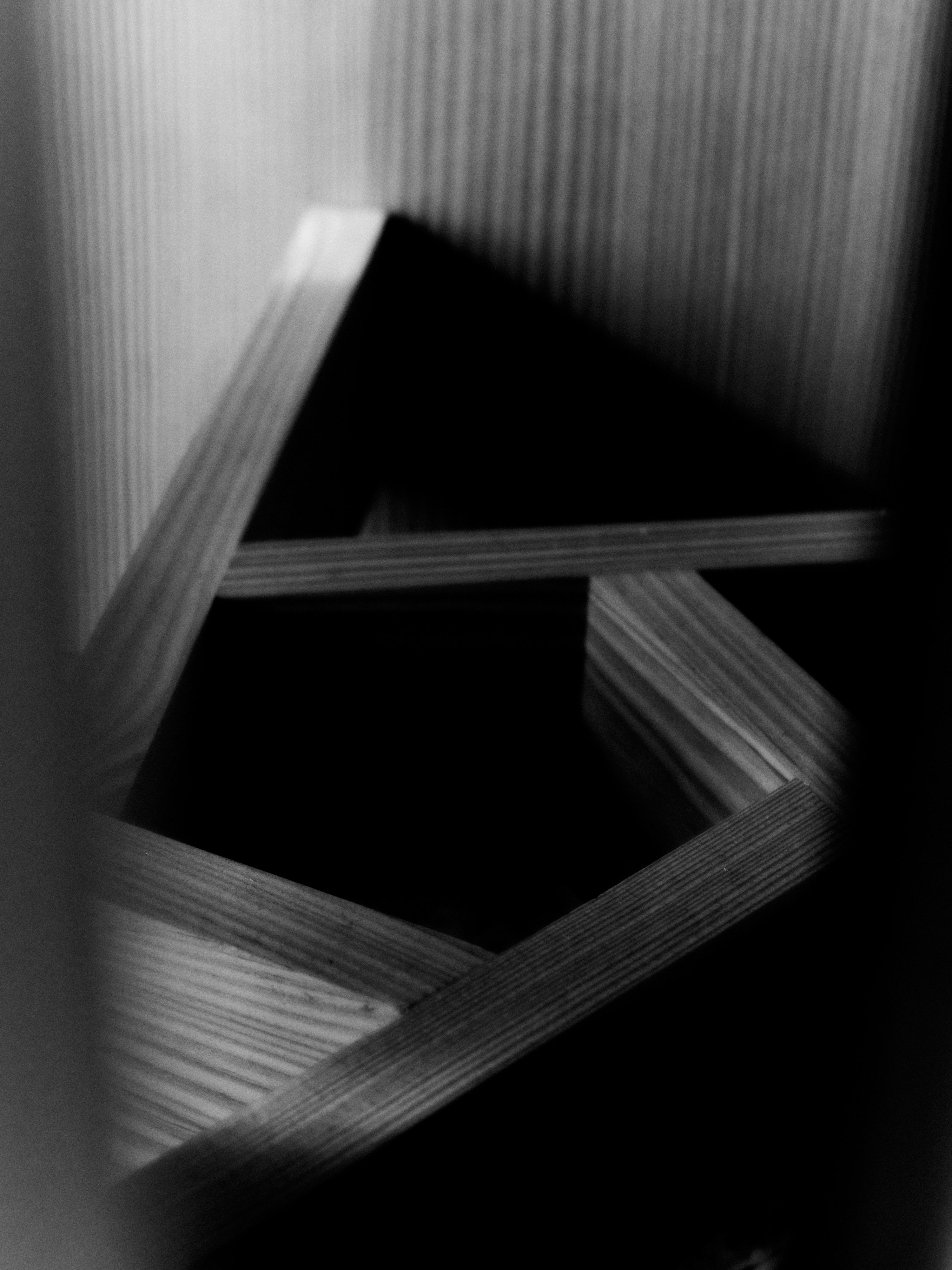 Okrúhly stôl AUKKO z masívneho dreva daglezje